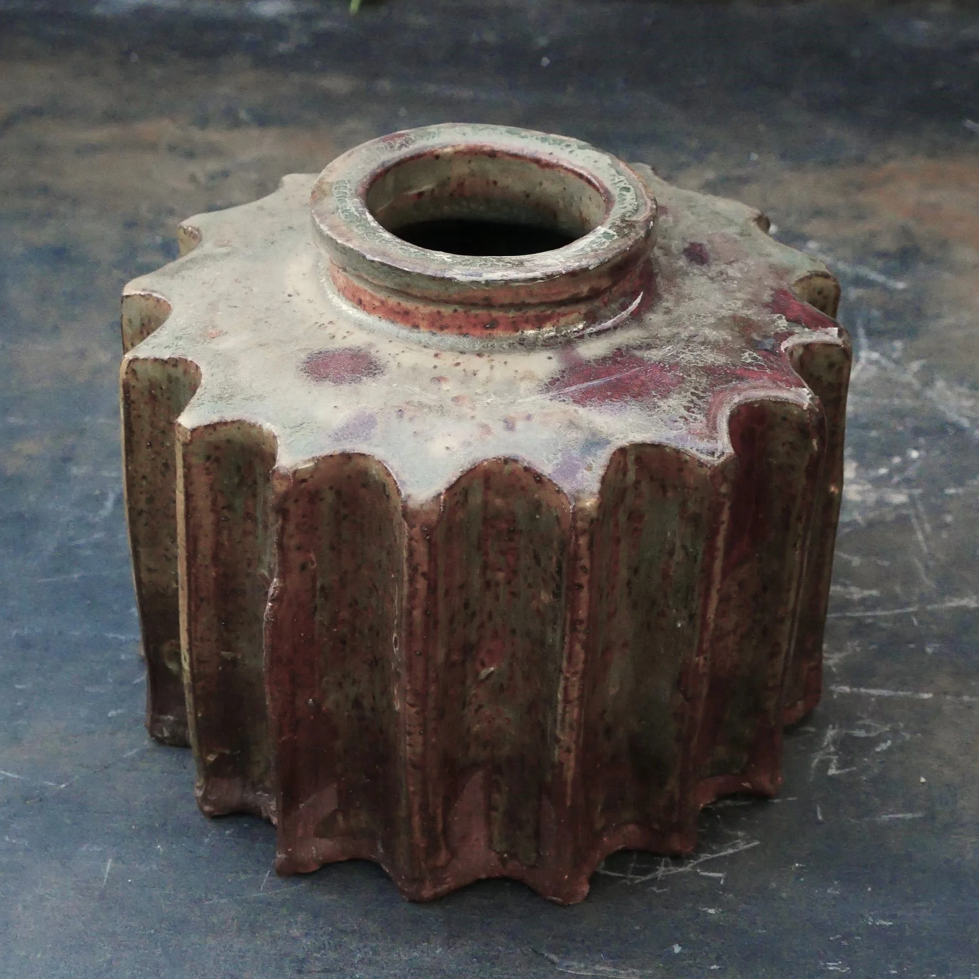 cog pot in green and plum purple by Andy van Vliet