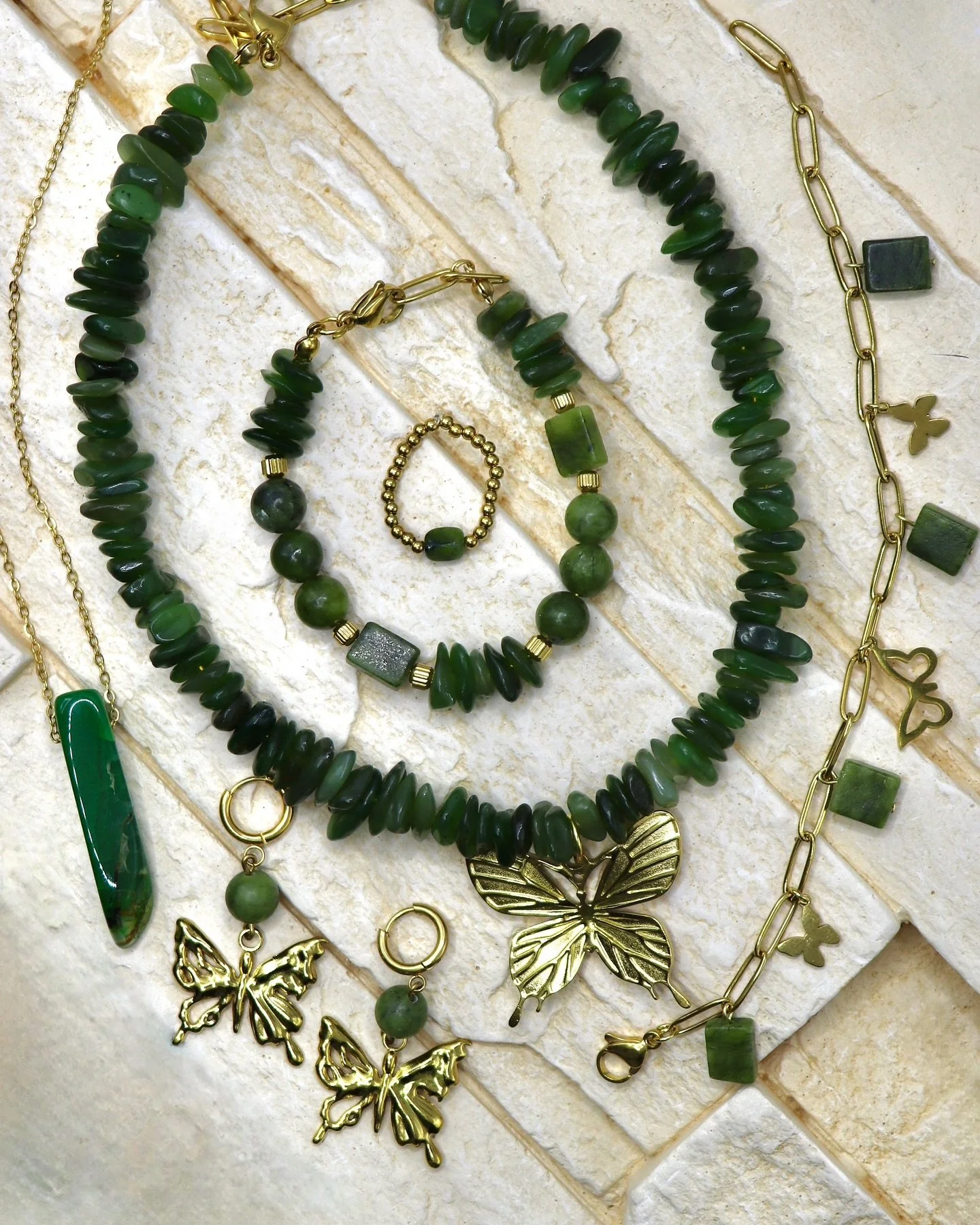💎✨ 10 Meisterwerke, 10 Geschichten.

Jede Anfertigung ein Unikat, handgefertigt mit Liebe und der puren Energie der nat&uuml;rlichen Edelsteine. Lass dich verzaubern und finde Inspo f&uuml;r dein neues Lieblings-Statement. Welcher Stein spricht heut