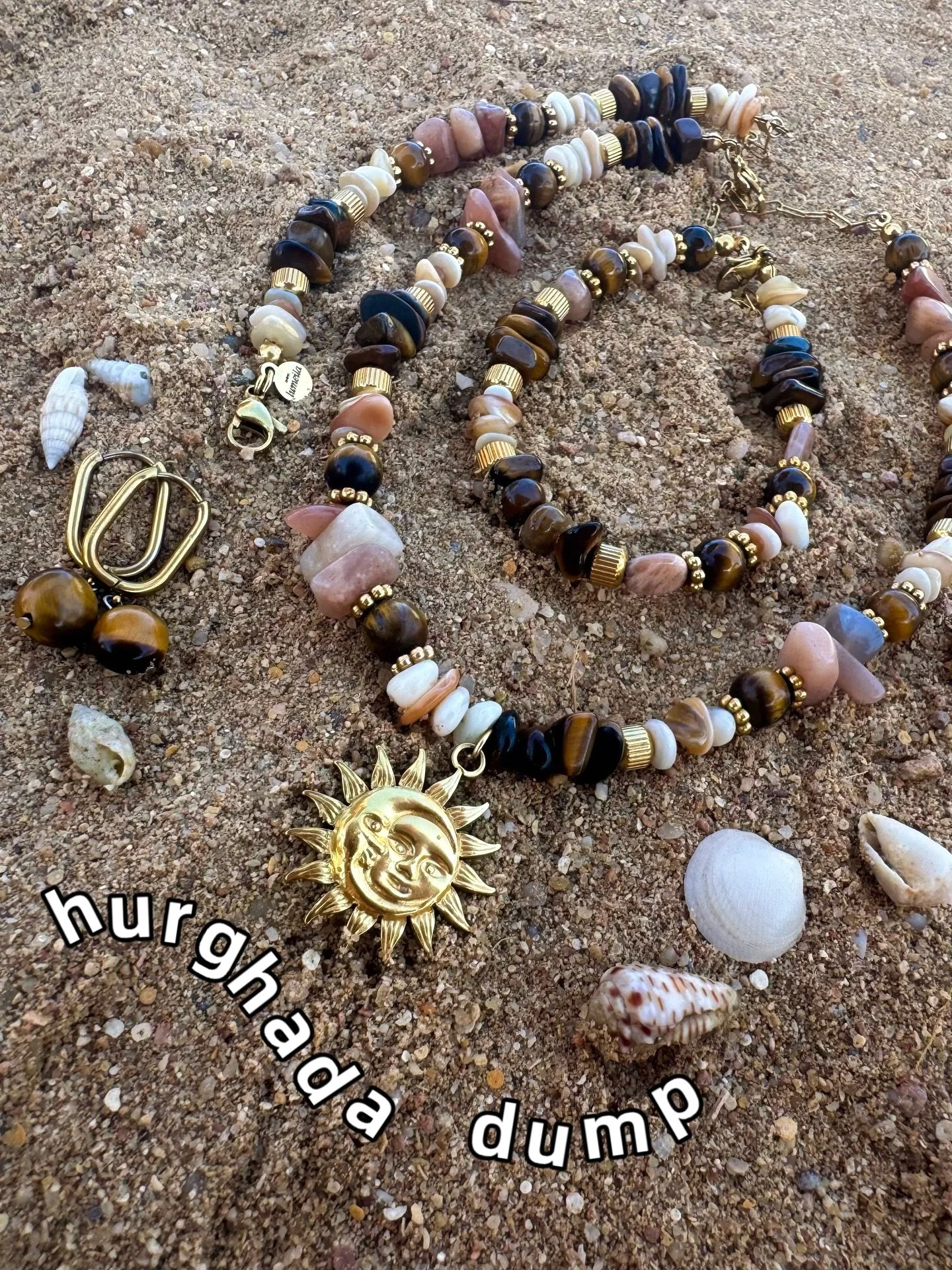 Warm tones of Sunstone and Tiger&rsquo;s Eye meet the shell. 🐚

We enjoyed a wonderful family time in Hurghada. 🤎

#JewelryLove #HolidayJewelry #Hurghada #FamilyTime #tigerauge #kristallschmuck