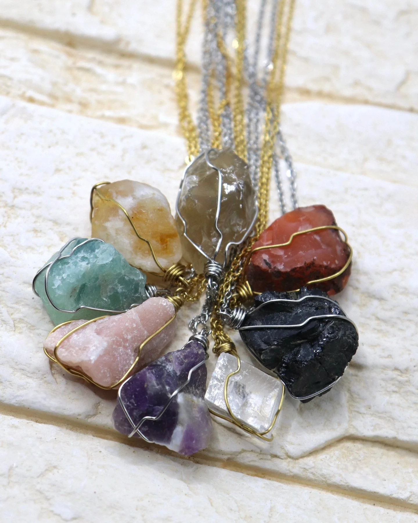 ✨ SIE SIND DA! ✨

Your daily dose of energy &ndash; jetzt noch zarter. 💫 
Die beliebten Rohsteinketten haben eine Erweiterung bekommen:

✅ D&uuml;nnere, edle Ketten
✅ Kleinere, filigrane Steine
✅ Perfekt f&uuml;r deinen Layering-Look oder im Alltag
