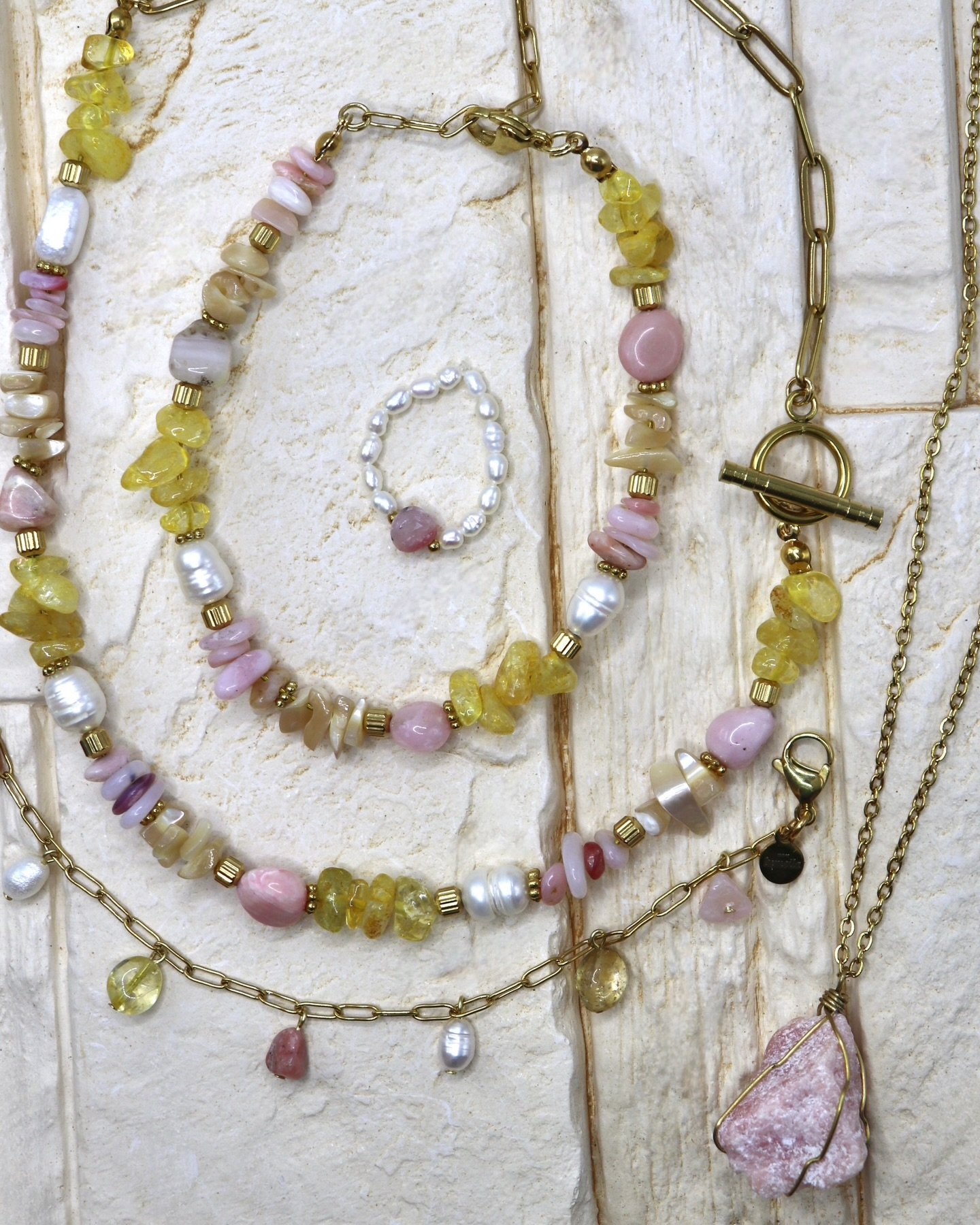 Intuition-Check: Welches Funkeln spiegelt deine Energy wider? Lass die Steine w&auml;hlen ➡️ which set is your fav? ✨

#energy #goodvibesonly #schmuck #edelsteinschmuck #crystalenergy