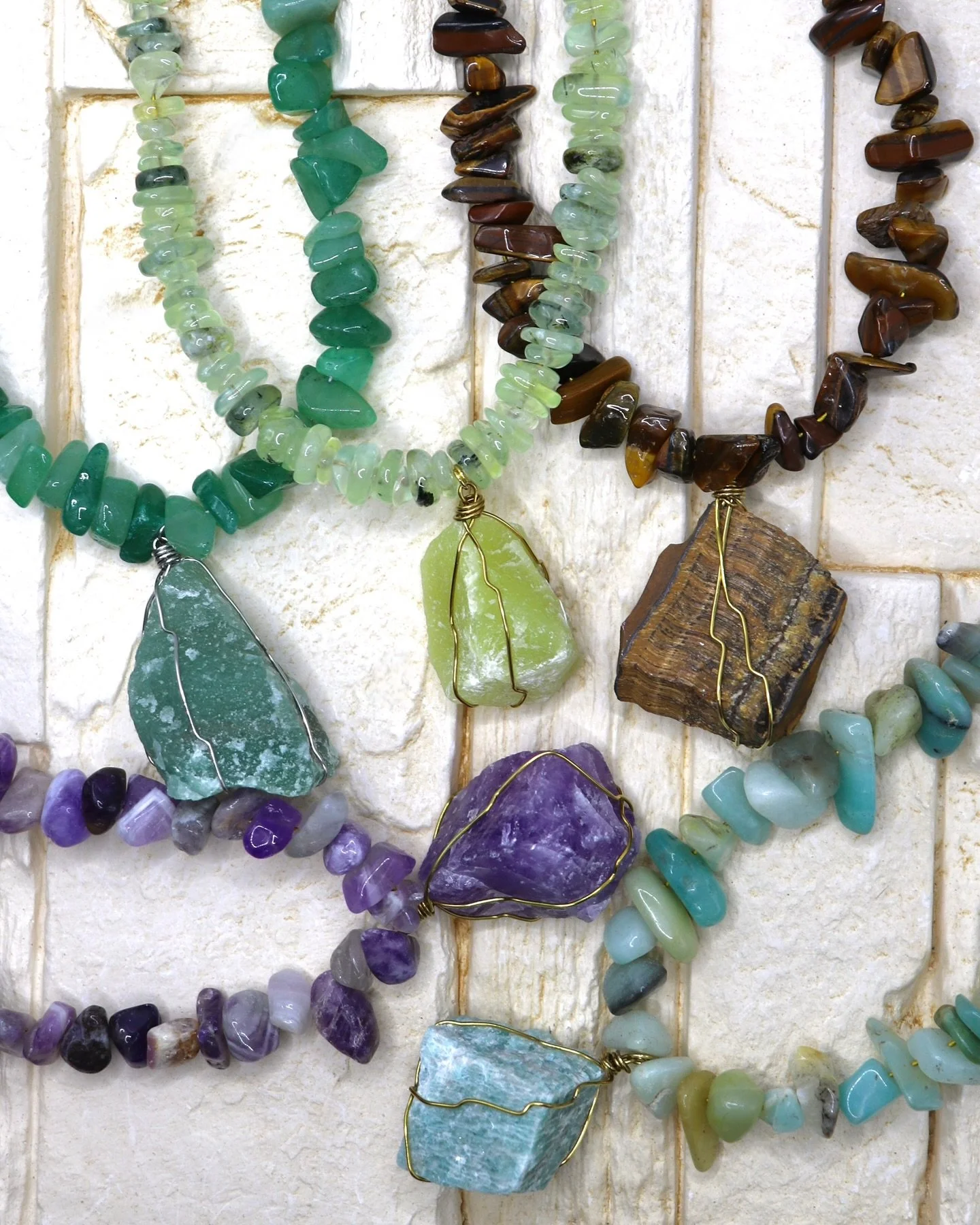 Neulinge bei den Energy Statement Chains: 

💜Velvet Power mit Amethyst
🤎Roaring confidence mit Tigerauge
💛Leminous Energy mit Zitronenjade und Prehnit 
🩵Amazonite Rebel mit Amazonit
💚Green Horizon mit gr&uuml;ner Aventurin

Statement Ketten mit 