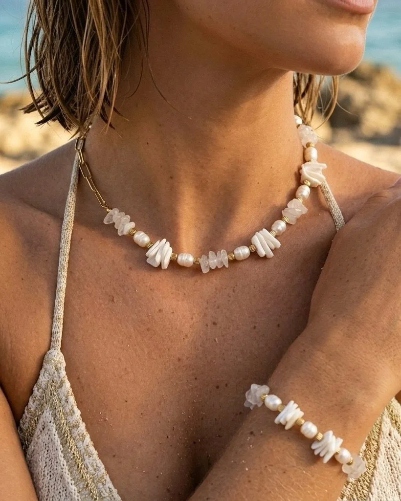 Ocean energy, but make it elegant 🐚

Mondstein, Muschel &amp; S&uuml;&szlig;wasserperlen - ein Set, das f&uuml;r Intuition, Leichtigkeit und feminine Klarheit steht.
F&uuml;r Tage, an denen du einfach du bist - weich, stark und im Flow. 🌊

Du finde