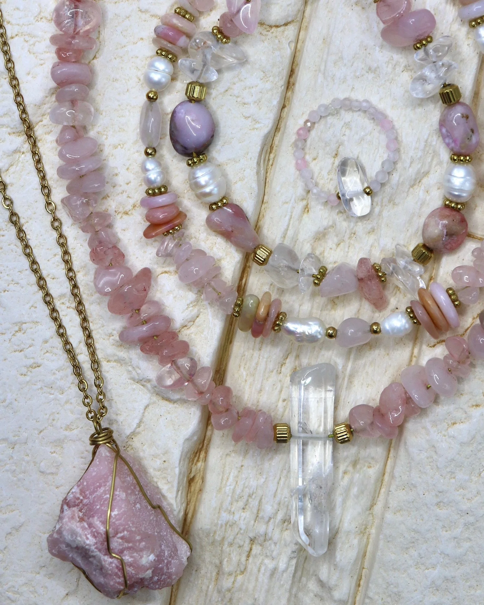 Ein paar letzte Kreationen mit guter Energie ✨💖

#crystals #edelsteinschmuck #energie #kristallschmuck #schmuck
