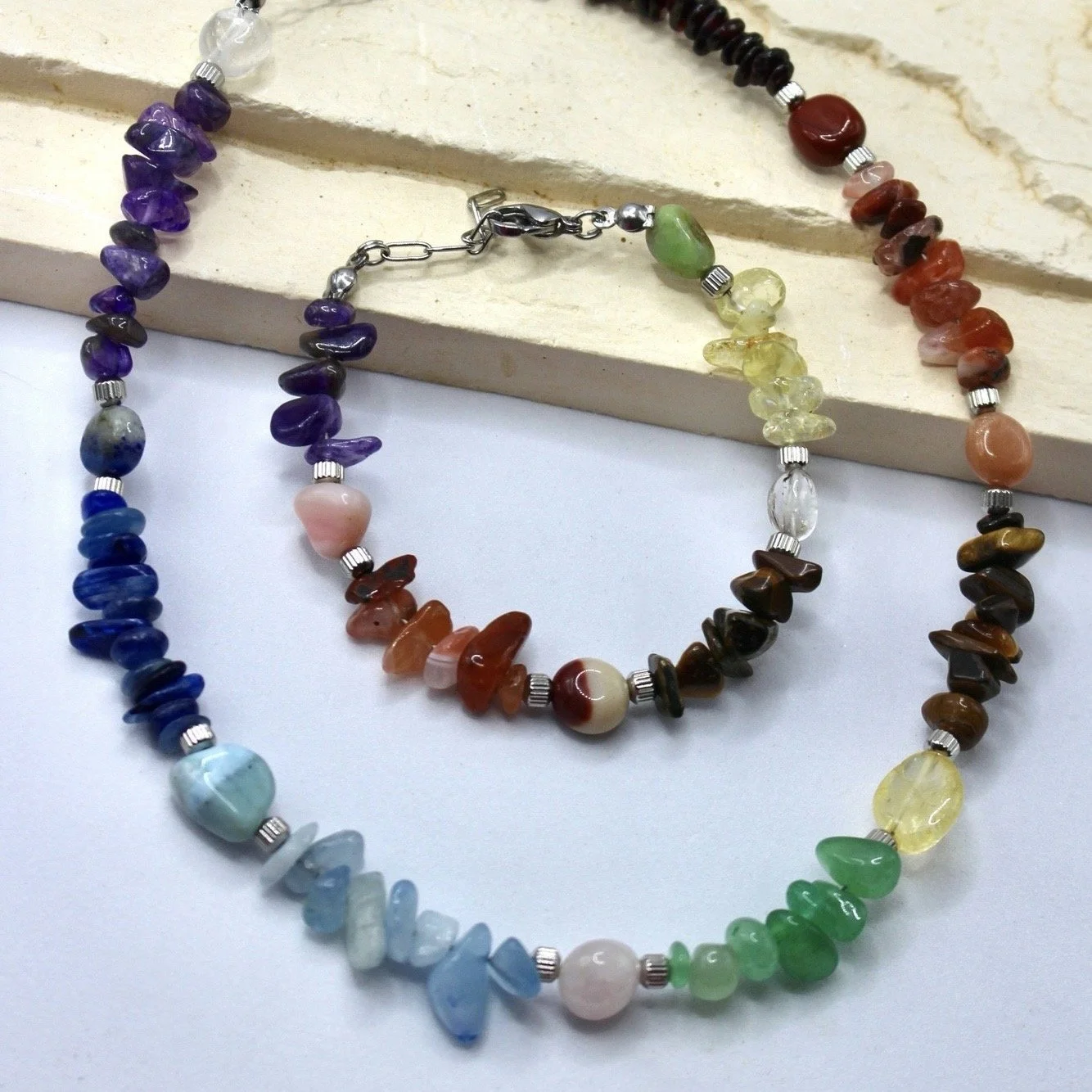 Mehrfarbige Acryl- und Glasperlen Halskette und Armband mit Silberverschlüssen.
