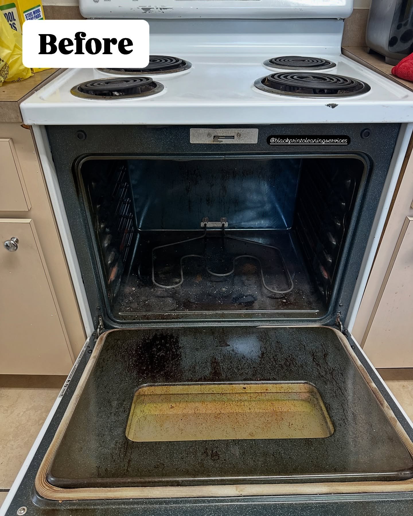 Oven cleaning at it&rsquo;s finest. Book an appointment today! Link in bio ✨ Also, taking tips on how to get that white strip around the oven door clean #ovencleaning #clean #cleaning #cleaningtips #cleaningandrestoration #viral #foryou #explore #exp