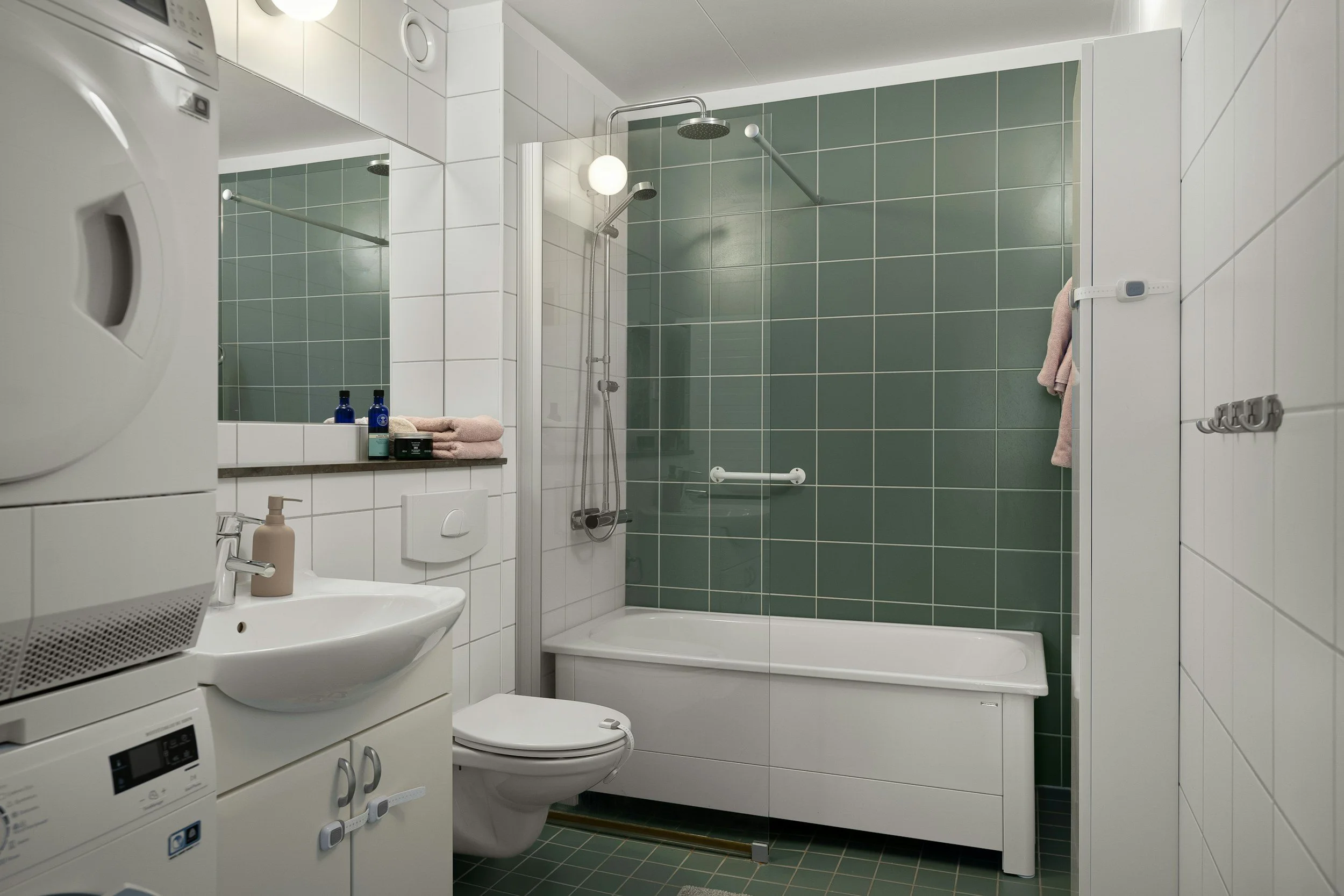 A small bathroom design that uses space efficiently.
