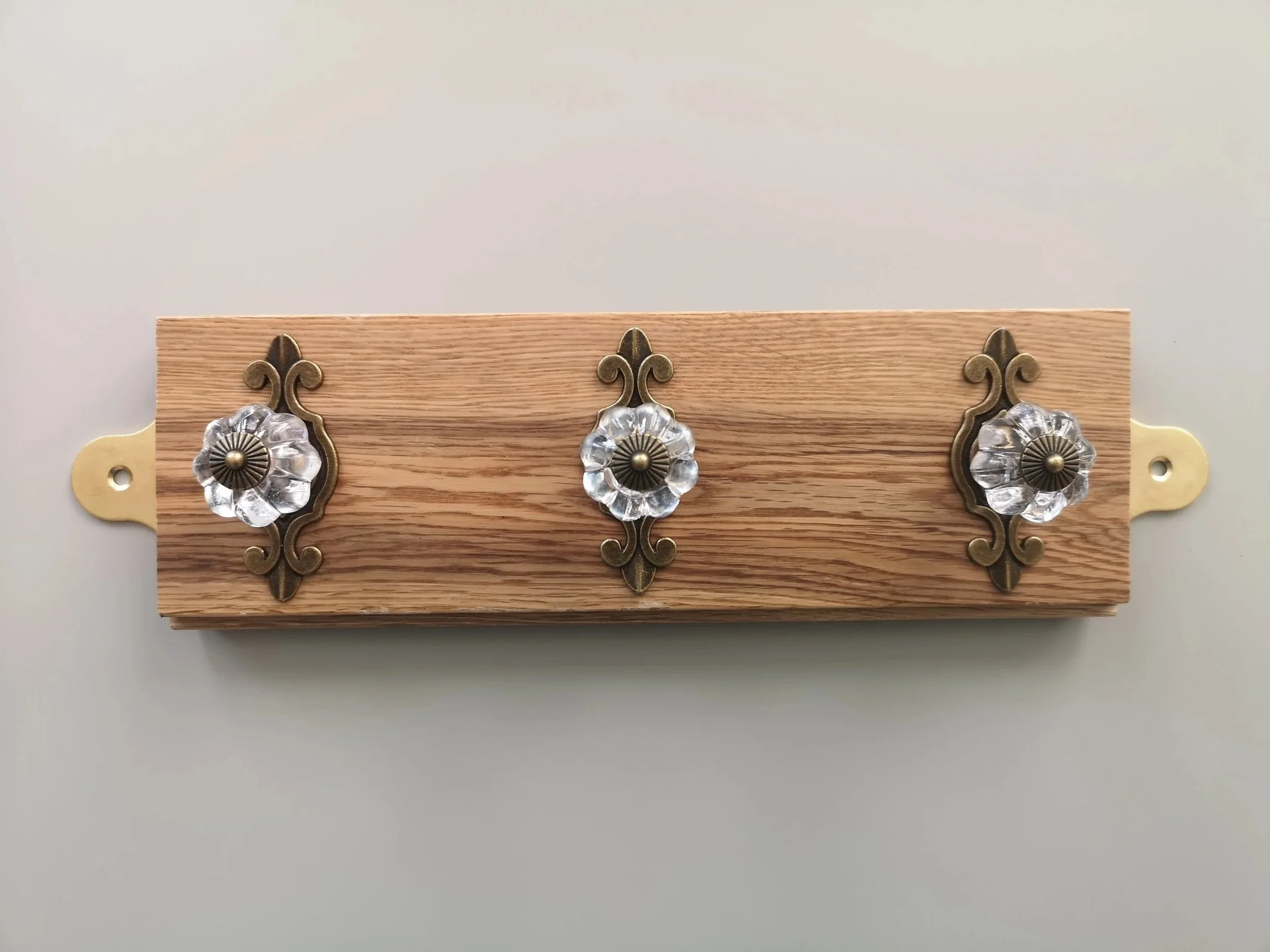 Wall coat hanger with 3 clear pumpkin knobs