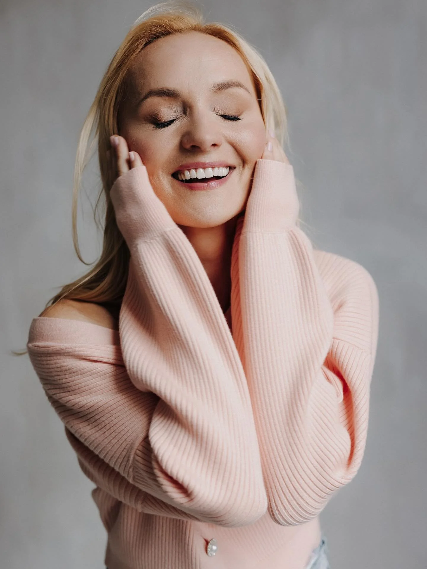 &ldquo;A smile is the best makeup any girl can wear.&rdquo; - Marilyn Monroe

📷 @takenbyerikalilleleht 
💄 @muah_gretelill

#estonianamerican #actresslifestyle #actinglife #actingcareer #actorlife #entrepeneurlife