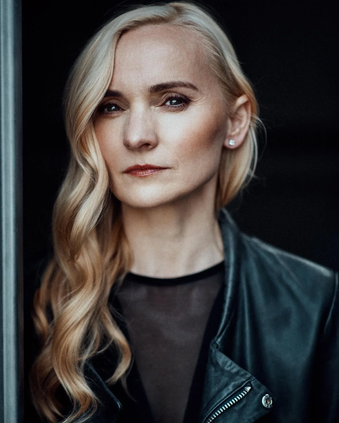 What&rsquo;s her backstory? Who is she&hellip; and what is she hiding?

📸 @jeffreymosierphotography 
💄 @duchessnatalia 

#actor #headshot #headshotsnyc
#headshotphotography #nyactor #estonianamerican