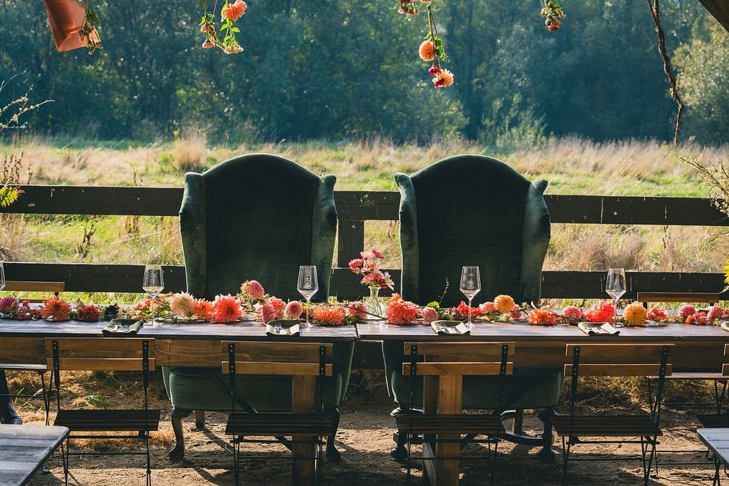 When nature becomes part of the feast 🌿✨
The colors of the flowers, the scent of the fields, and the warmth of a shared table &mdash; all blending into a perfect island celebration.

📷 @ryley.miller
Venue: @saturnsreturnfarm 
Bar: @sippingwellmobil