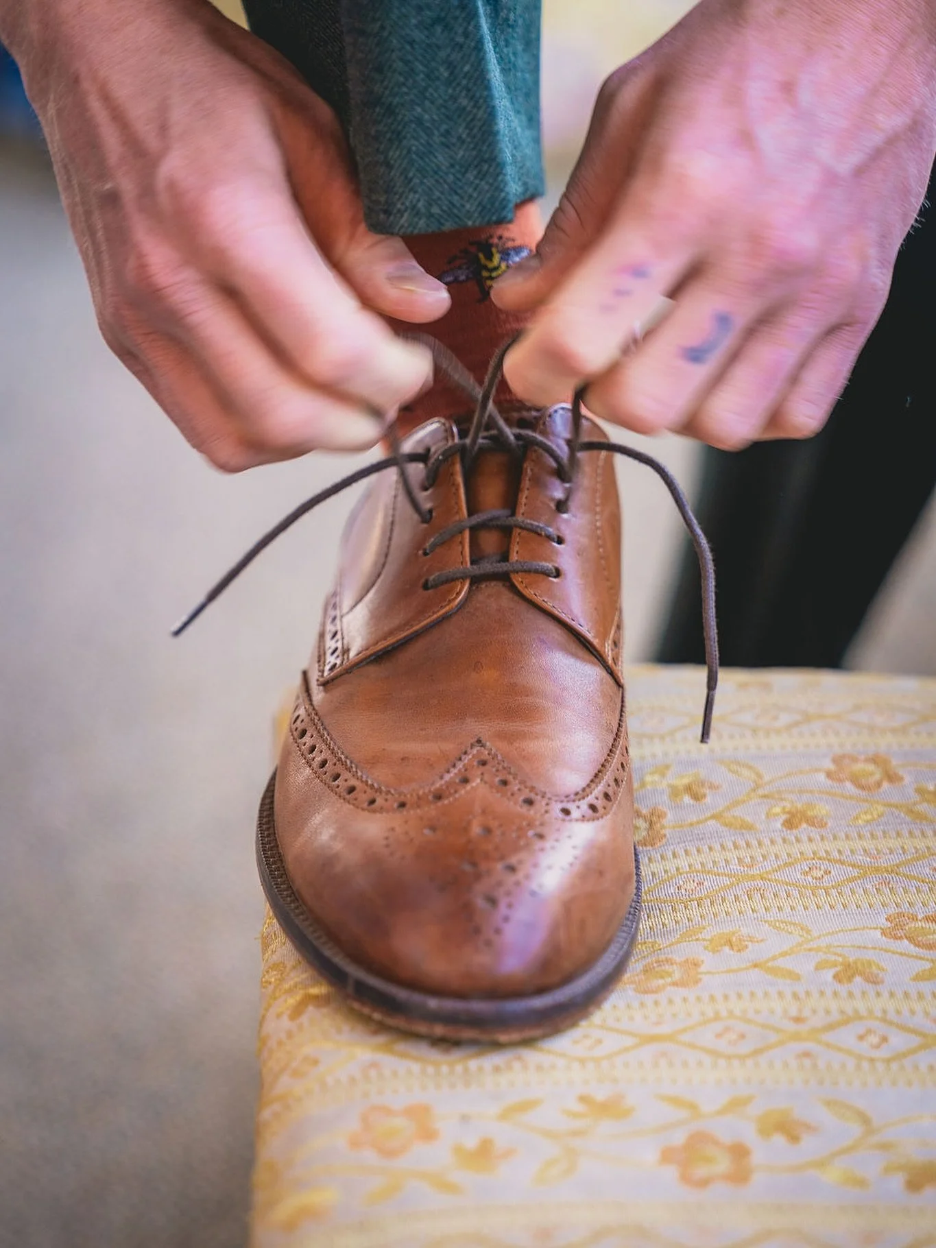 The quiet rituals before &ldquo;I do.&rdquo;
Every detail matters &mdash; the knot of a tie, the shine of leather, the calm before the celebration.
A day that begins with intention and ends with love. 🤍

📷 @ryley.miller
Planner: @tapestryeventco
Ve