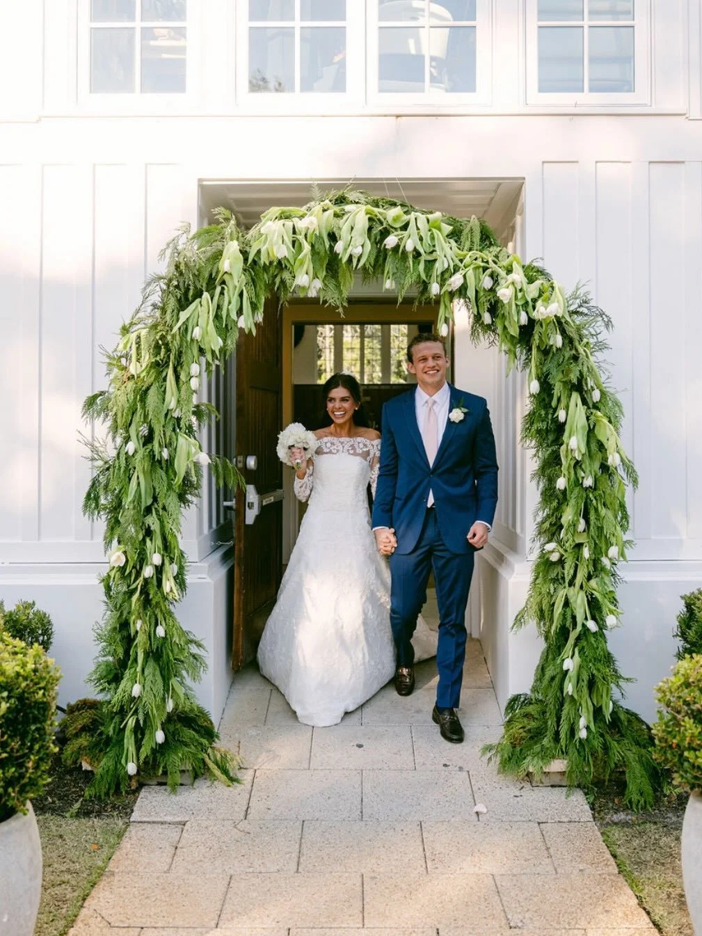 That officially married feeling!! We loved designing this cascading tulip arch for Britt and Sammy🌷