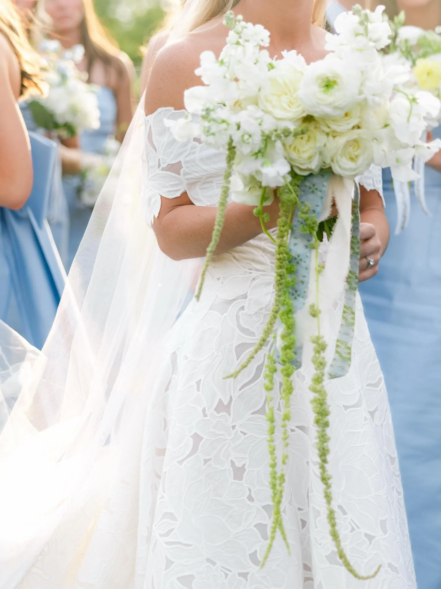 Spring is here and we cannot stop thinking about this beautiful bridal bouquet!!!