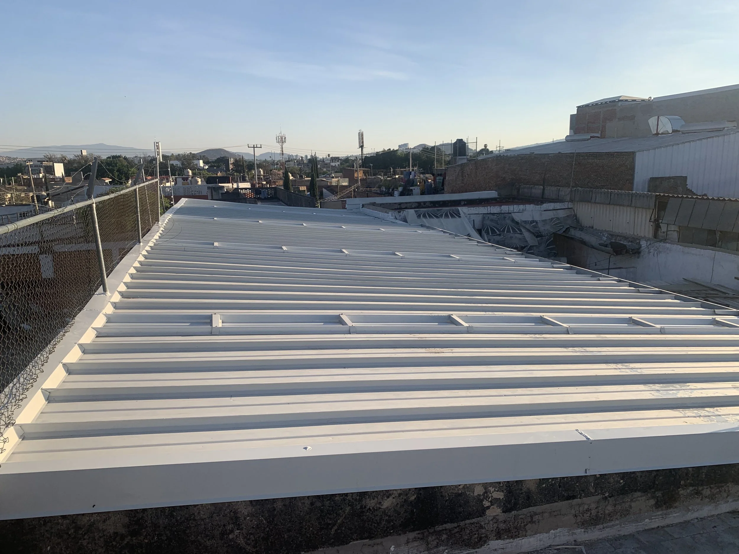 Fachada arquitectónica moderna con sistema de lámina metálica FOLHA