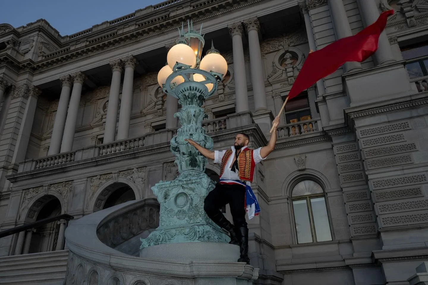 Fresh revolutionist at the library of congress / Portrait of Jon
@librarycongress @jonperry501 
.
.
.
.
#jozsefdaniels #jozsefdanielsportraitstudio #mensportrait #mensfashion #portrait_vision #dcportraitphotographer