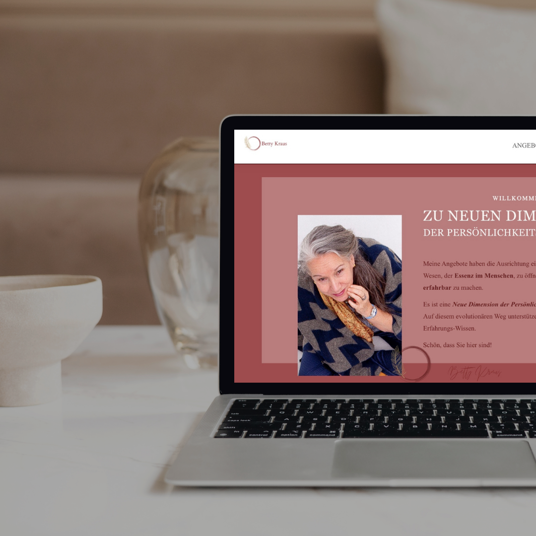 Webdesign-Beispiel auf einem Laptop, aufgenommen in einer wohnlichen Umgebung.png