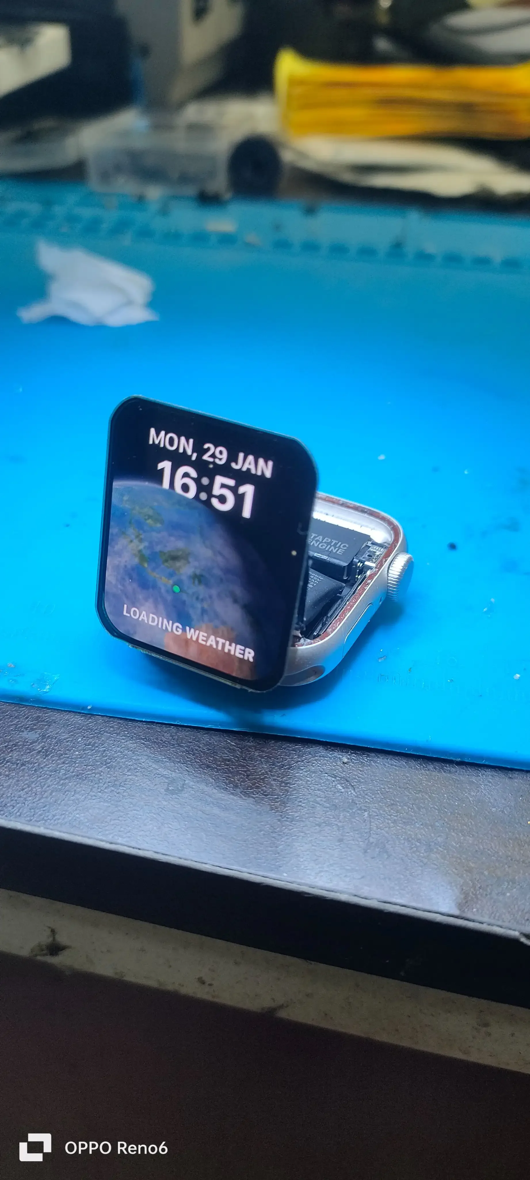 iWatch screen teardown