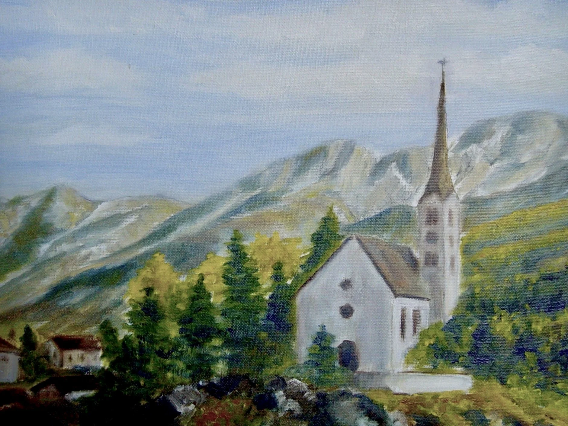 Kirche von Scuol mit Berge im Hintergrund