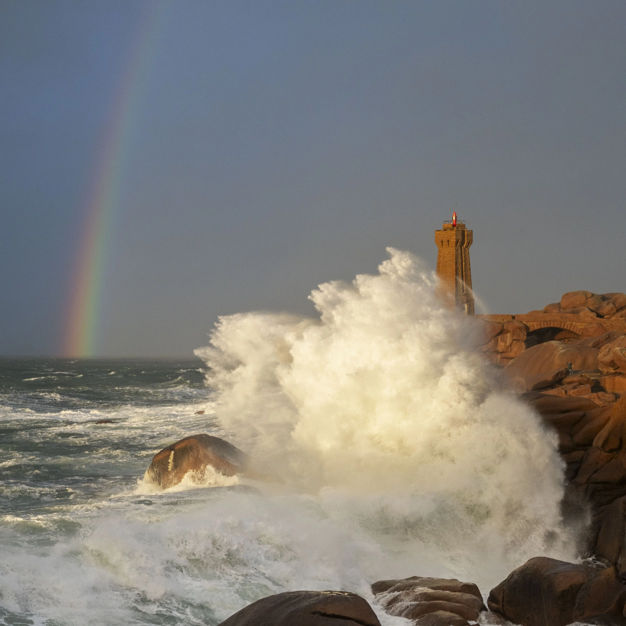 Le phare de Mean Ruz à Ploumanac'h, sur la côtes de granit rose. 