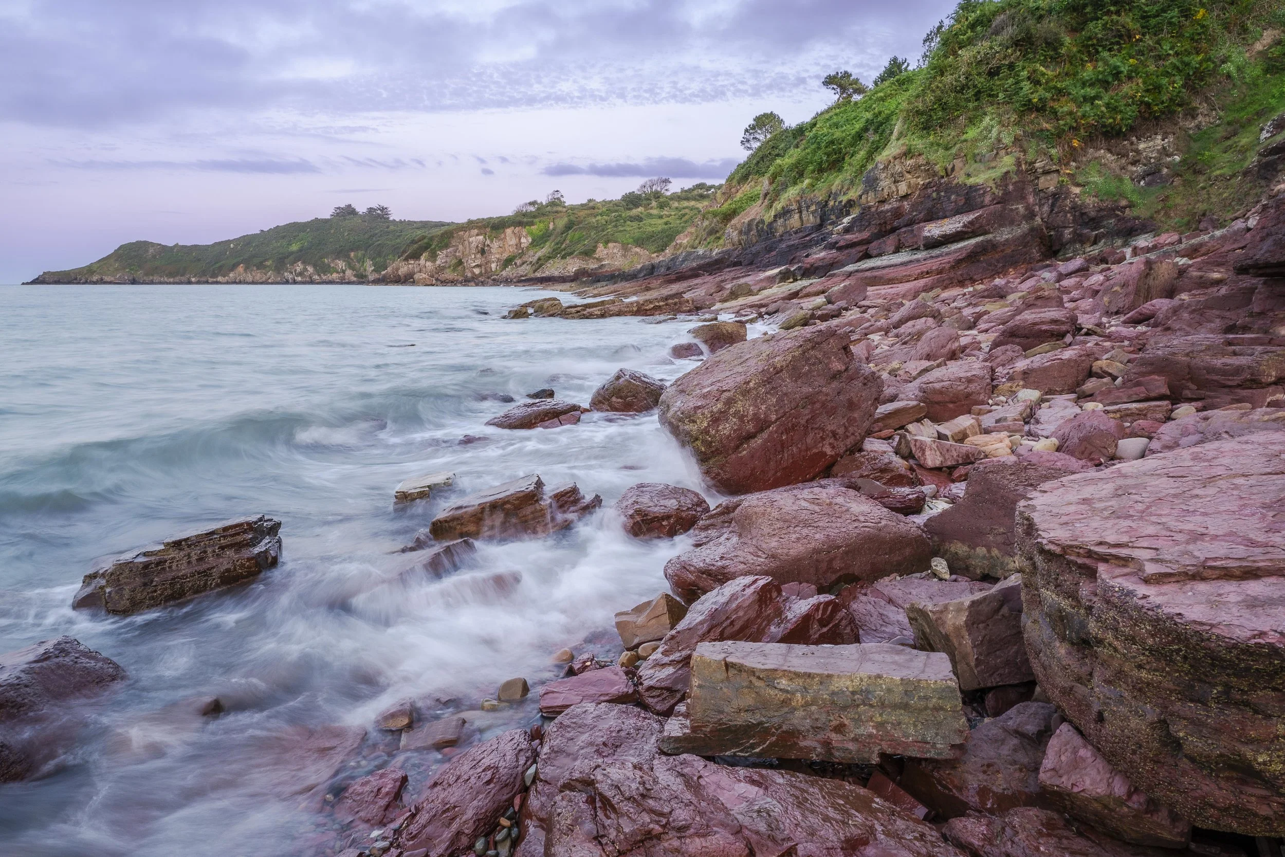 Les grès rouges de la plage du vieux Bréhec, à Plouha. Côtes d'Armor.