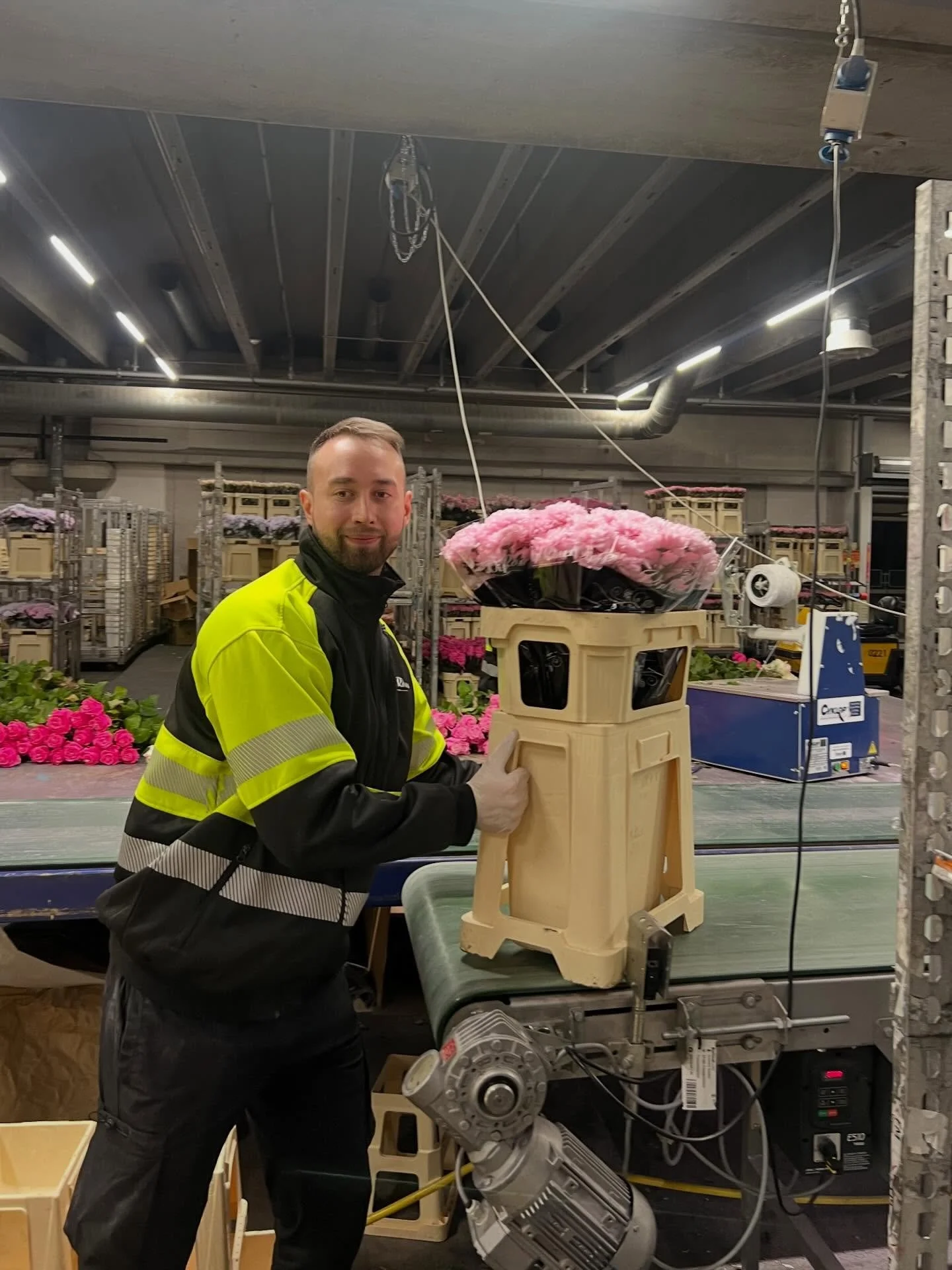 Volop Valentijndrukte in de bloemenbranche. 🌹🌷
Ook onze uitzendkrachten merken dit duidelijk: er wordt hard gewerkt om iedereen tijdig te voorzien van prachtige rozen, tulpen en andere bloemen.