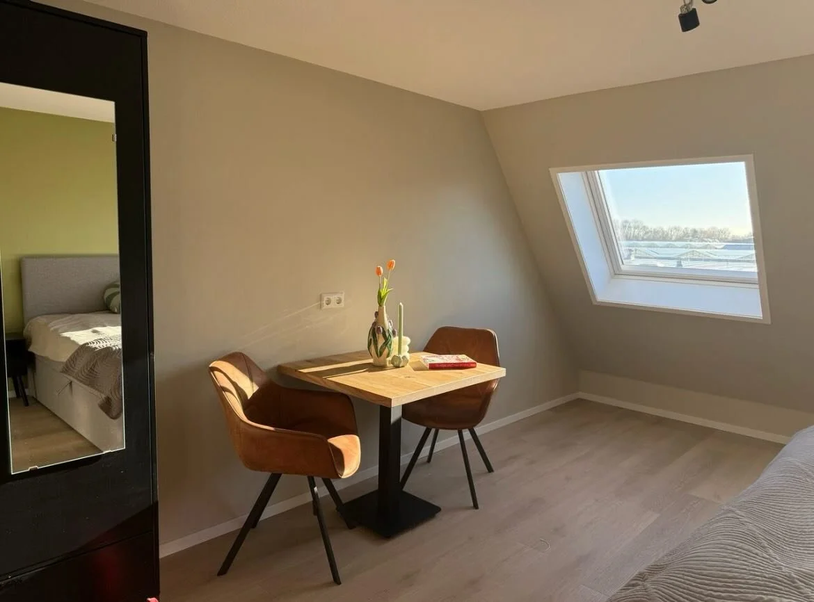 Het zonnetje schijnt! Ook in onze studio&rsquo;s! Vorige week hebben we in onze woningen weer bezoek gehad van de Stichting Normering Flexwonen (SNF). Zij controleren of huisvesting voldoet aan de normen voor kwaliteit, veiligheid en leefbaarheid. De