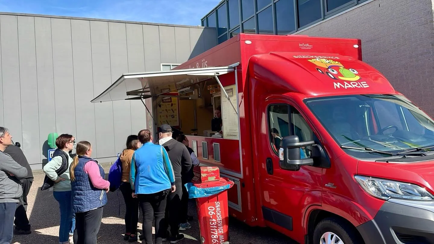 Het tulpenseizoen zit er bijna weer op 🌷
Tijd om stil te staan bij de enorme inzet van alle medewerkers die hieraan hebben bijgedragen. Bij Tulpen.nl werd dit op een leuke manier gedaan: een patatkraam op locatie! 🍟
Een mooi gebaar om iedereen te b