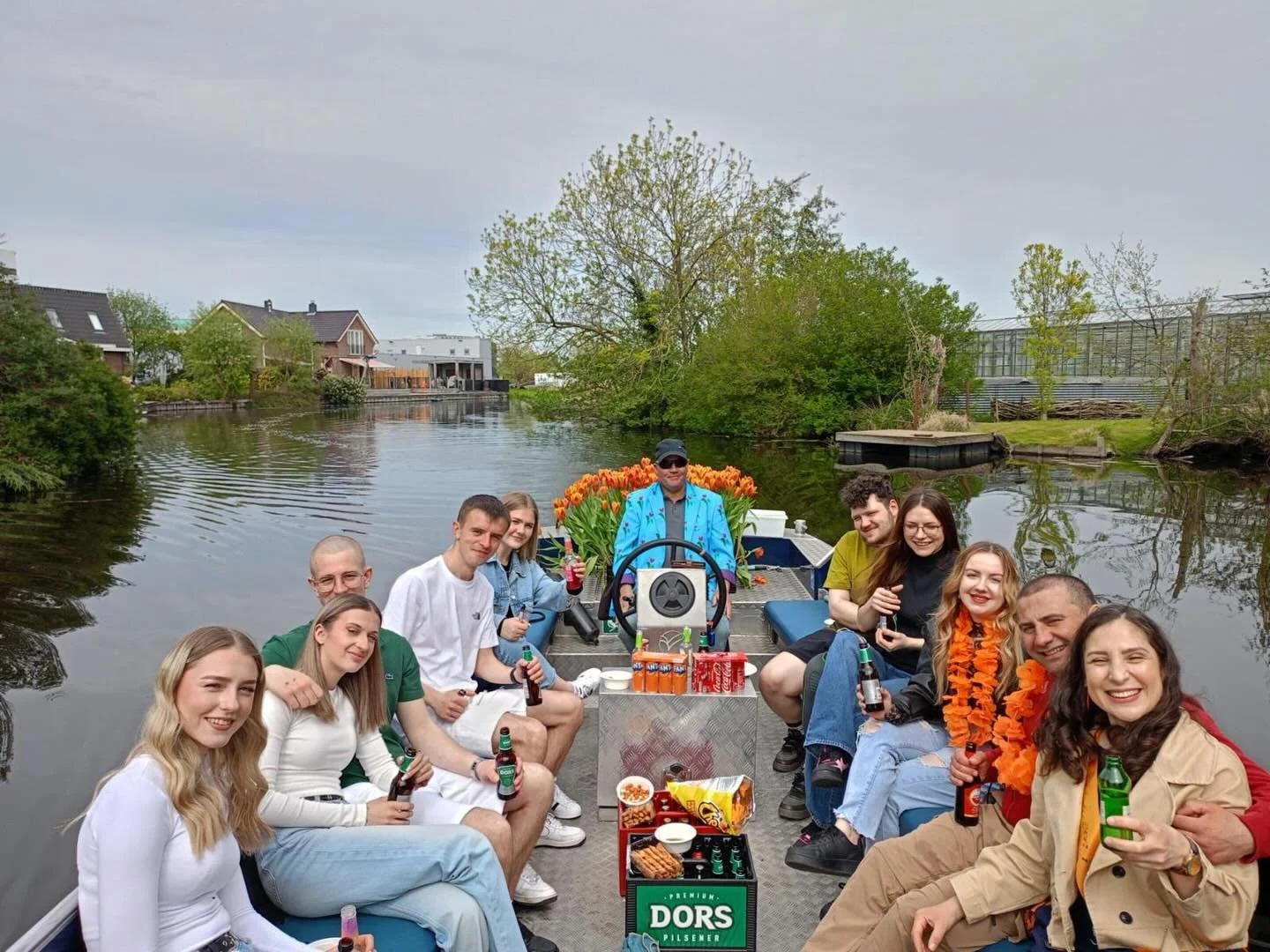 Deze foto is te leuk om niet te delen! Een groepje uitzendkrachten heeft Koningsdag goed besteed en is wezen varen in de Veense polder. Een superleuke manier om een verjaardag te vieren. Als uitzendbureau worden we wel blij van zulke plaatjes. Fijn o