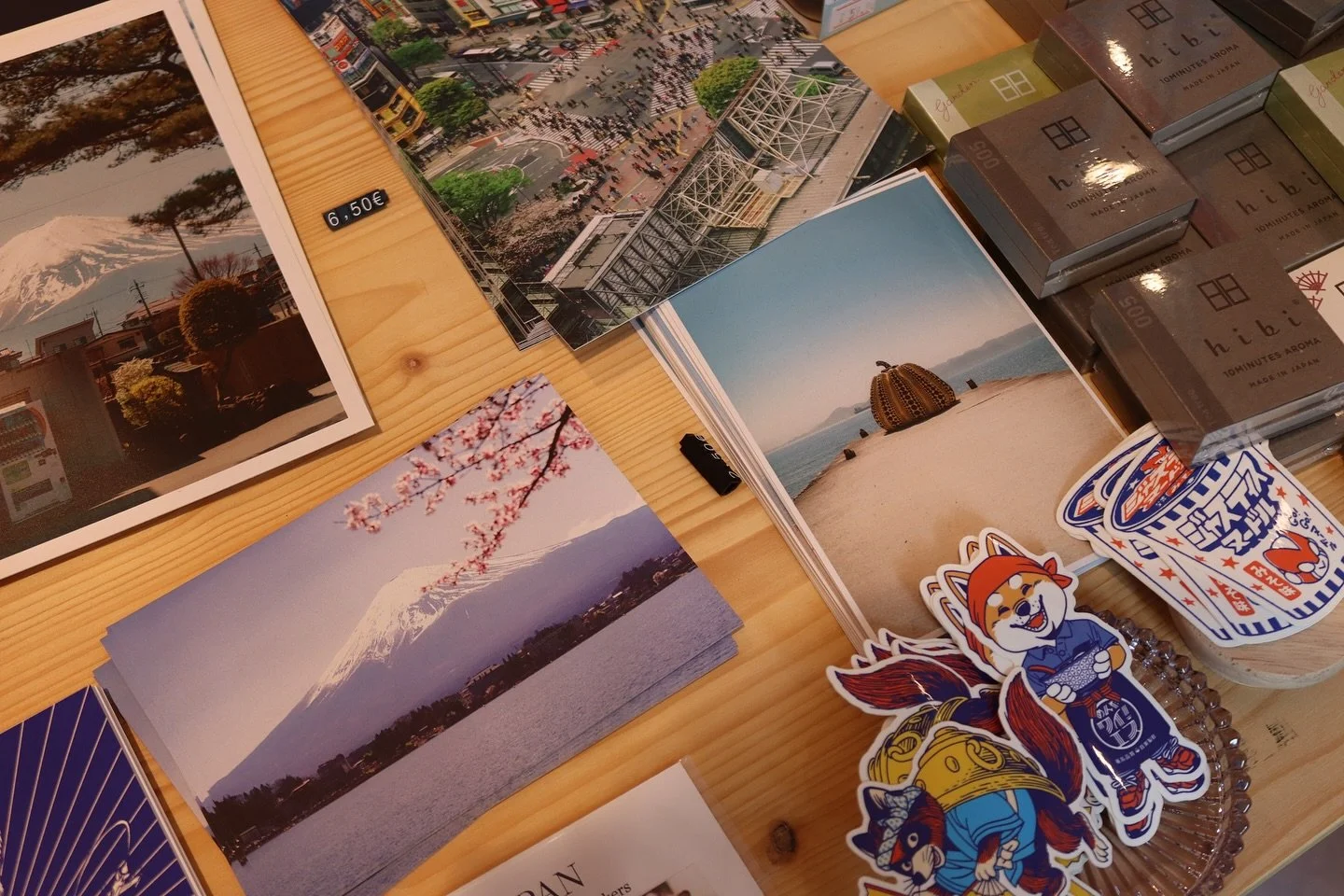 a very crowded, rainy day in little toyko, dusseldorf 🇯🇵🍓☔️

when we got there after a two hour drive we noticed all these stalls and lots of people queuing for restaurants. turns out it was national japan day in germany (Just goes to show how wel