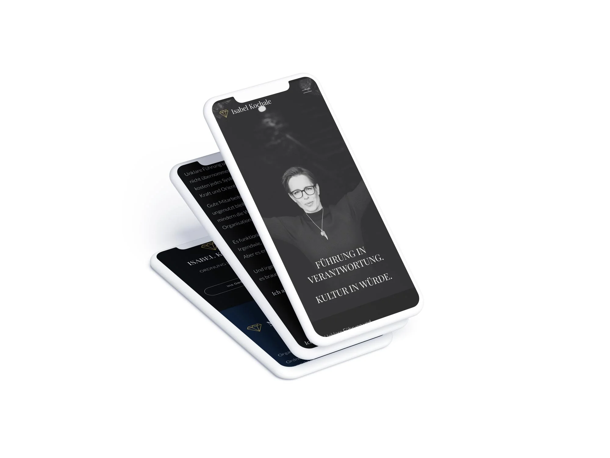 Mobiles Webdesign für Isabel Kochale auf drei elegant gestapelten Smartphones. Zu sehen ist die ausdrucksstarke, minimalistische Startseite in Schwarz-Weiß-Ästhetik mit dem Claim „Führung in Verantwortung. Kultur in Würde.“ und dem goldenen Diamant-L