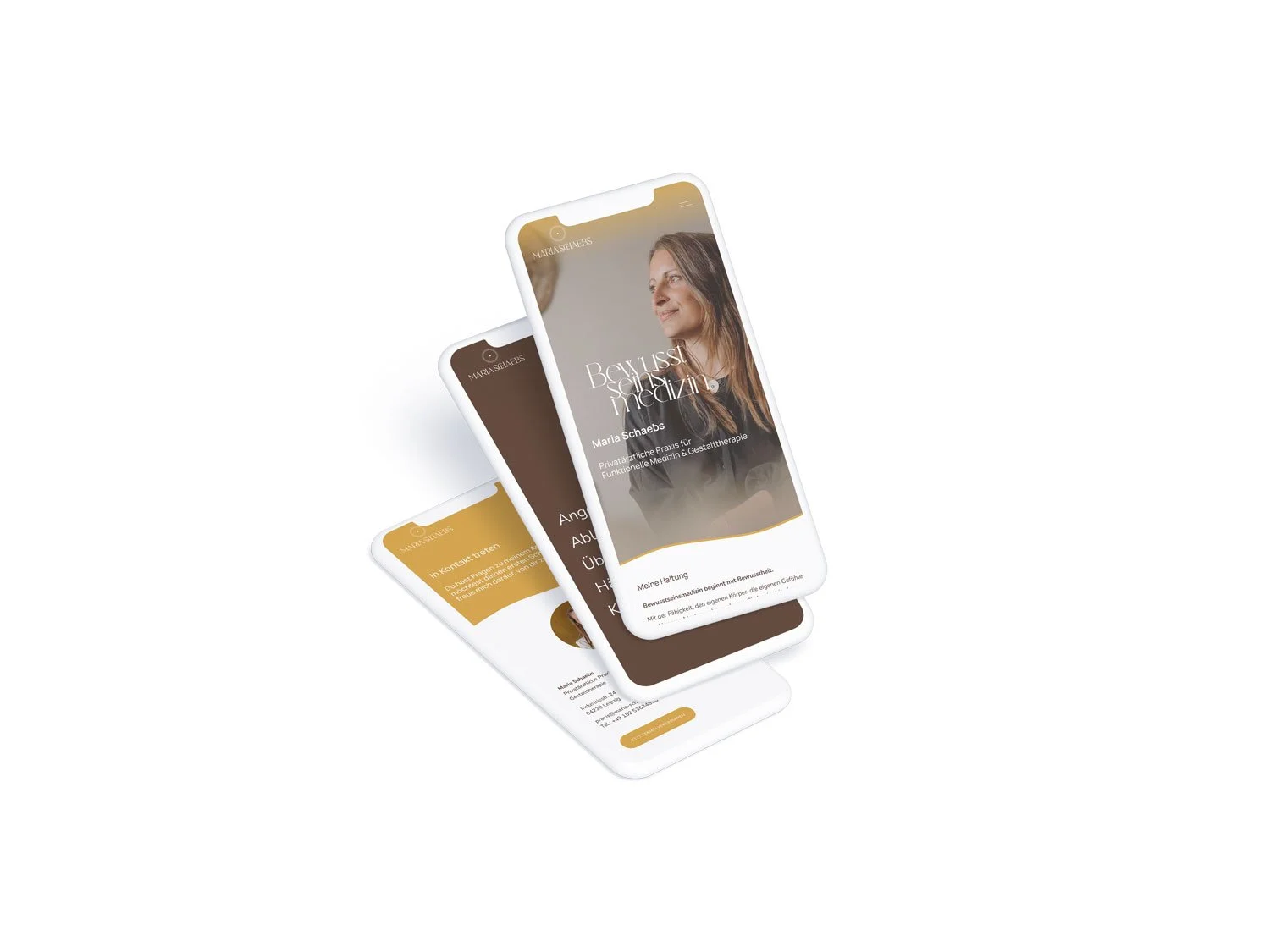 Drei gefächerte Smartphones zeigen das responsive Design der Praxis-Website von Maria Schaebs: Startseite, Menüführung und Kontaktbereich mit optimierter mobiler Lesbarkeit.