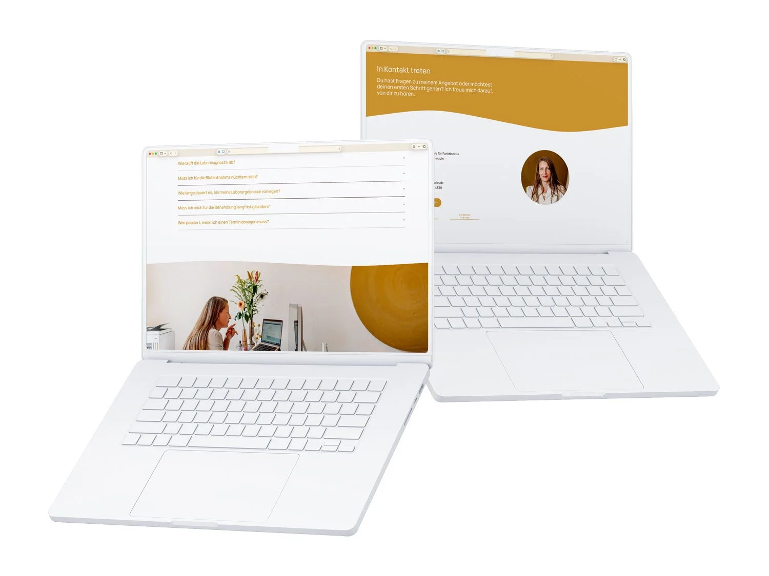 Zwei weiße Laptops präsentieren das strukturierte FAQ-Akkordeon zur Labordiagnostik sowie den einladenden, warmen Kontaktbereich der Praxis-Website.