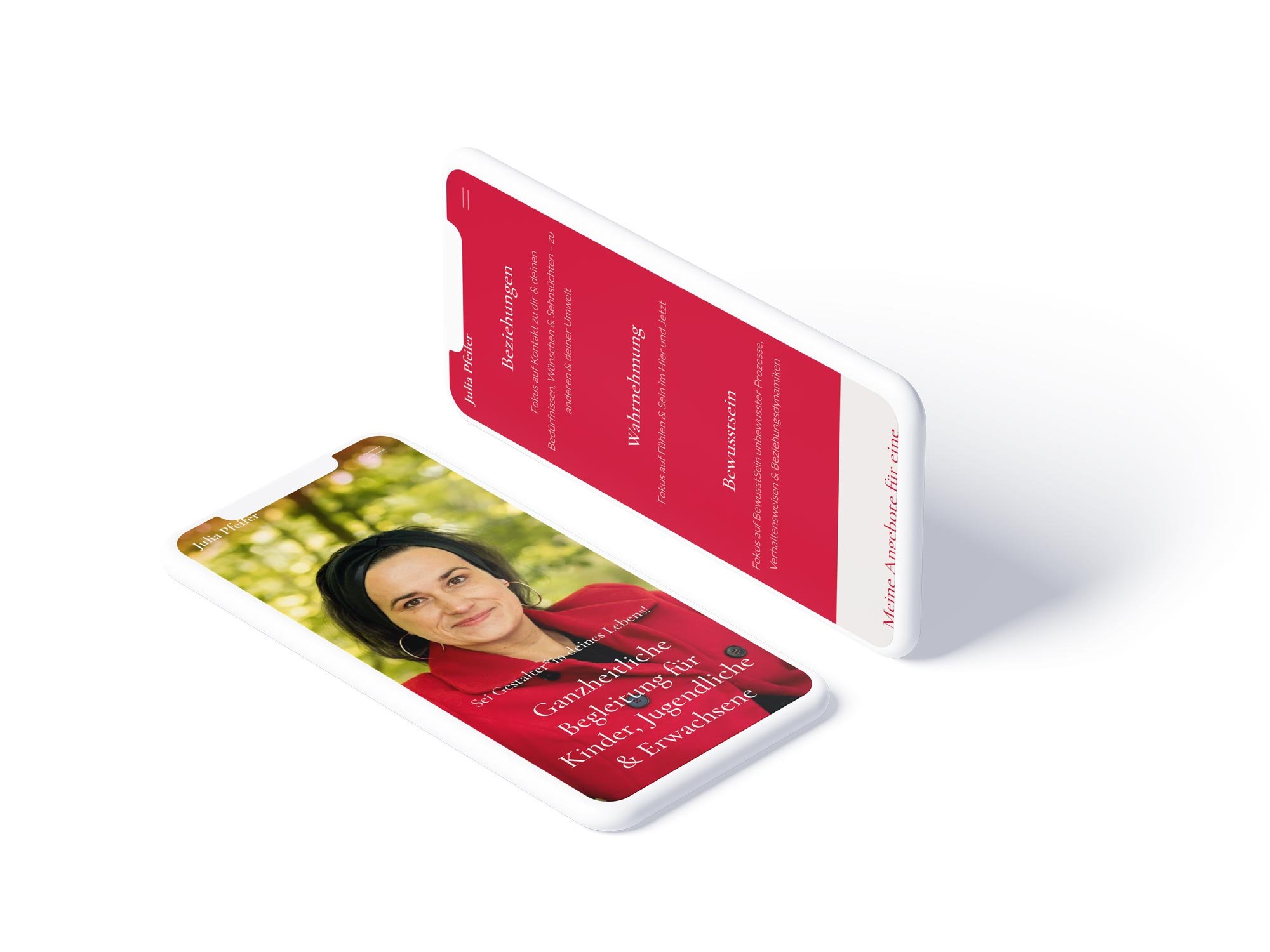 Mobiles Webdesign für die Entwicklungsbegleitung von Julia Pfeifer auf zwei Smartphones. Ein Display zeigt die optimierte, bildstarke Startseite mit dem Slogan „Sei Gestalter*in deines Lebens!“, das andere ein vollflächig rotes, klares Inhaltsraster.