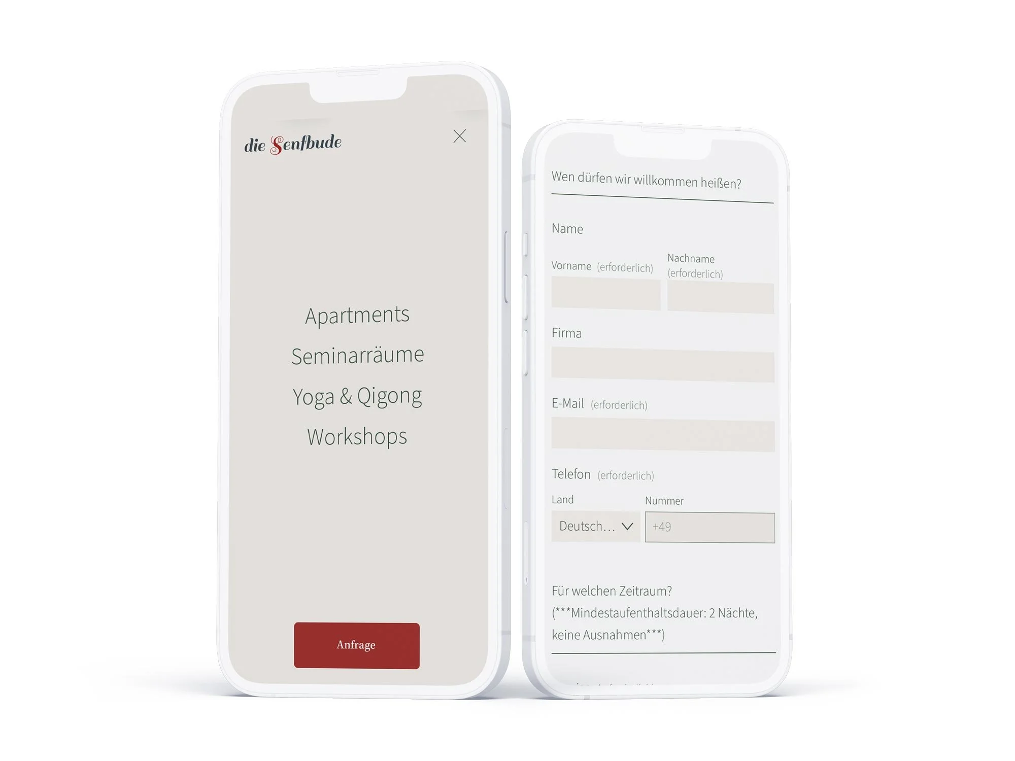 Mobiles Webdesign der Senfbude Leipzig auf zwei Smartphones. Ein Display fokussiert das reduzierte, mobile Navigationsmenü, das andere das barrierefreie Kontakt- und Buchungsformular für eine einfache Bedienung von unterwegs.