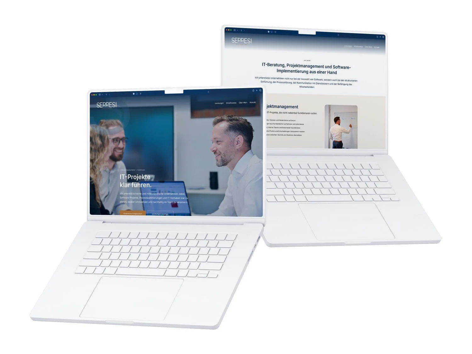Zwei versetzt stehende weiße Laptops präsentieren die Startseite von SERRESI Consulting sowie die Leistungsübersicht zu IT-Beratung, Projektmanagement und Software-Implementierung.