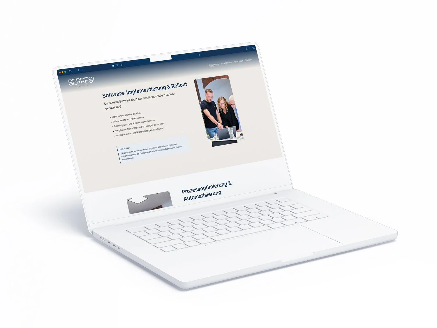 Ein weißer Laptop zeigt die Detailseite „Software-Implementierung & Rollout“ mit übersichtlicher Bulletpoint-Leistungsliste, Praxis-Foto und klarem Nutzenblock.