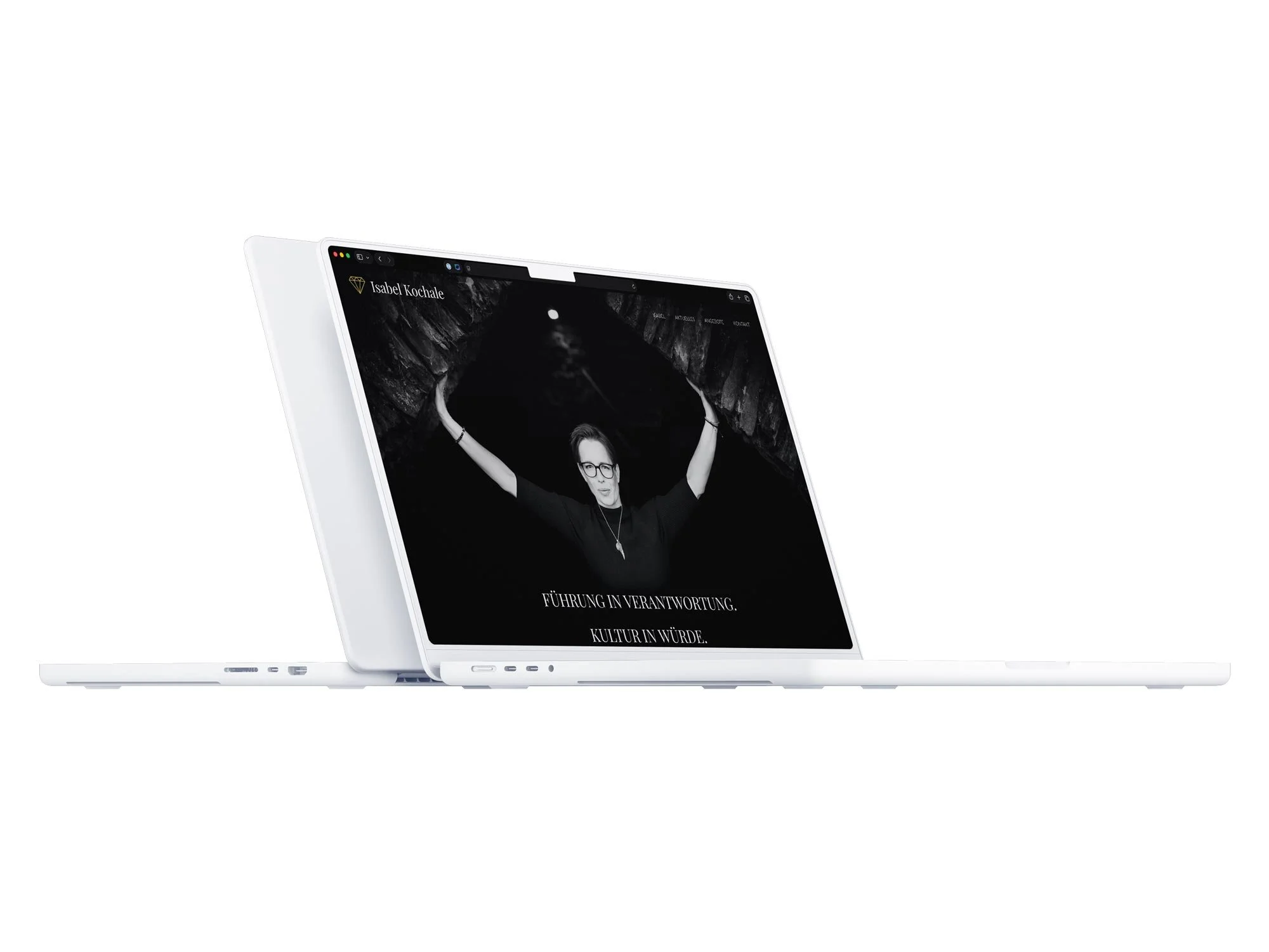 Minimalistisches Webdesign für das Dresdner Beratungsangebot von Isabel Kochale auf einem weißen Laptop. Ein großflächiges, zutiefst authentisches Schwarz-Weiß-Porträt füllt den gesamten Bildschirm unterhalb des filigranen Navigationsmenüs.