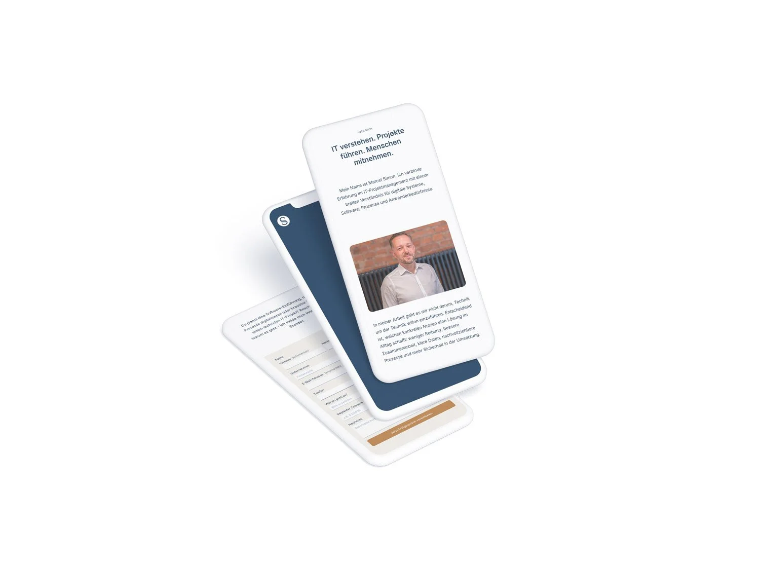 Drei gefächerte Smartphones präsentieren das responsive Webdesign für SERRESI Consulting: Porträt von Marcel Simon, Textstruktur und mobiles Anfrageformular.