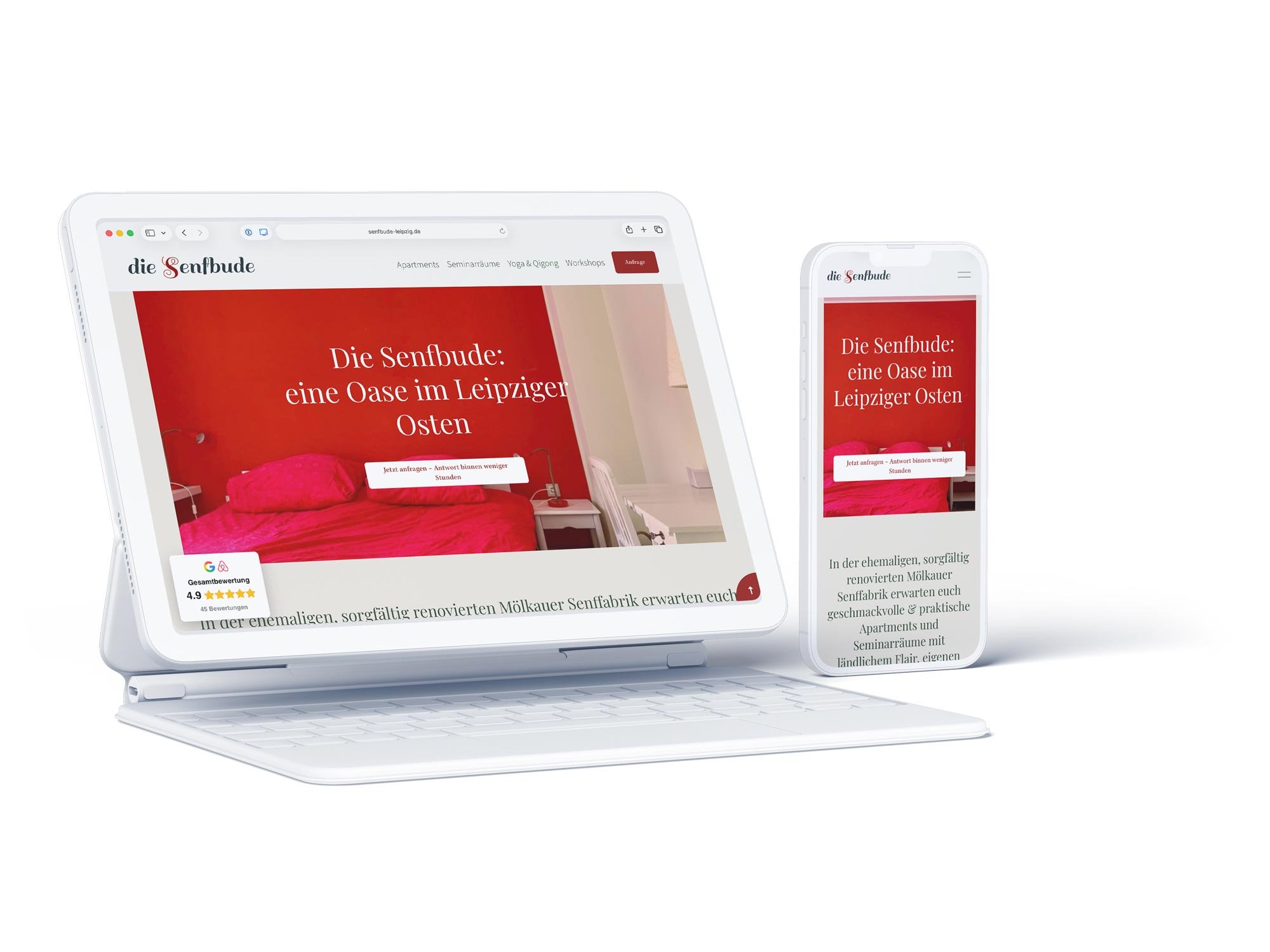 Ein hochkant aufgestelltes Tablet mit weißer Tastatur und ein davor liegendes iPhone zeigen die responsive Website der Senfbude Leipzig. Sichtbar ist die einladende Startseite mit großem Apartment-Foto und klarer Typografie in warmen Senftönen.