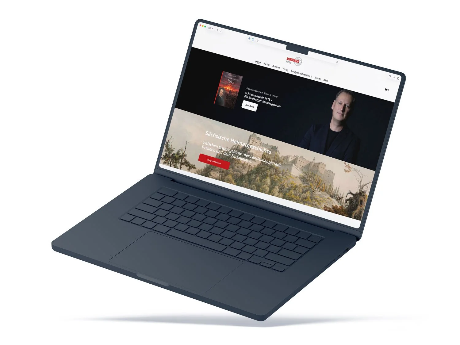 Startseite des Schildbach Verlags auf einem dunkelblauen Laptop mit Buchneuheit, Porträt von Verleger Matthias Schildbach und Rubrik „Sächsische Heimatgeschichte“.