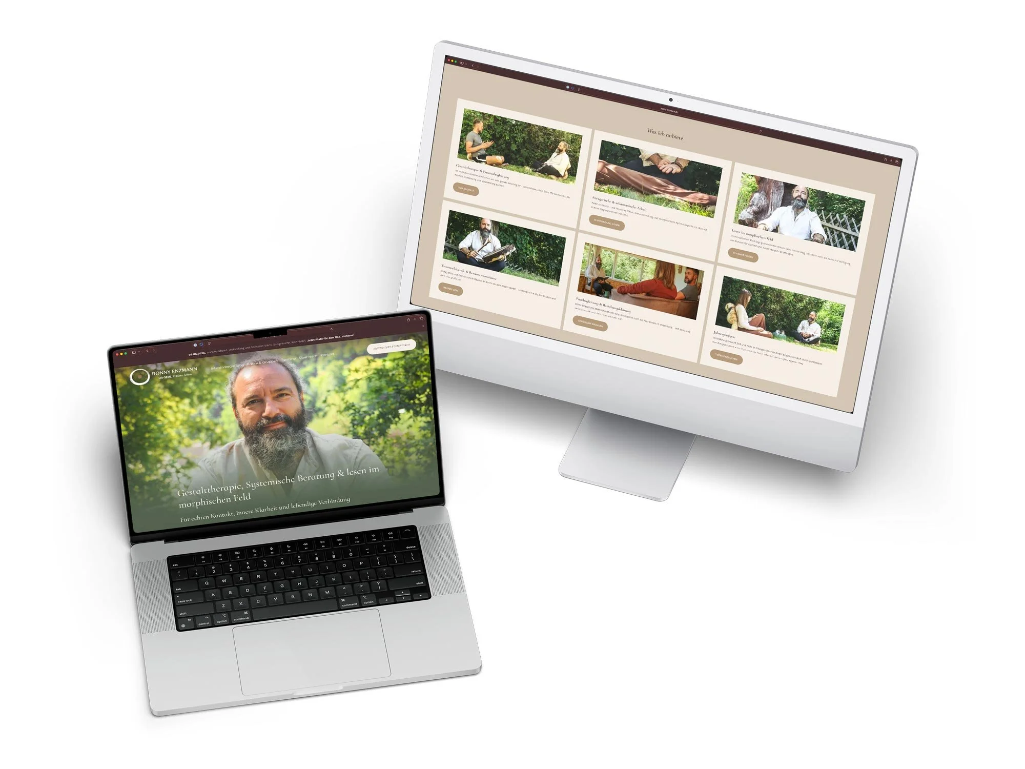 Professionelles Squarespace-Webdesign für Ronny Enzmann auf einem weißen Monitor und einem Laptop. Gezeigt wird die Startseite mit einem emotionalen Naturporträt im satten Grün und eine übersichtliche, sechsspaltige Raster-Ansicht der Erlebnisangebot