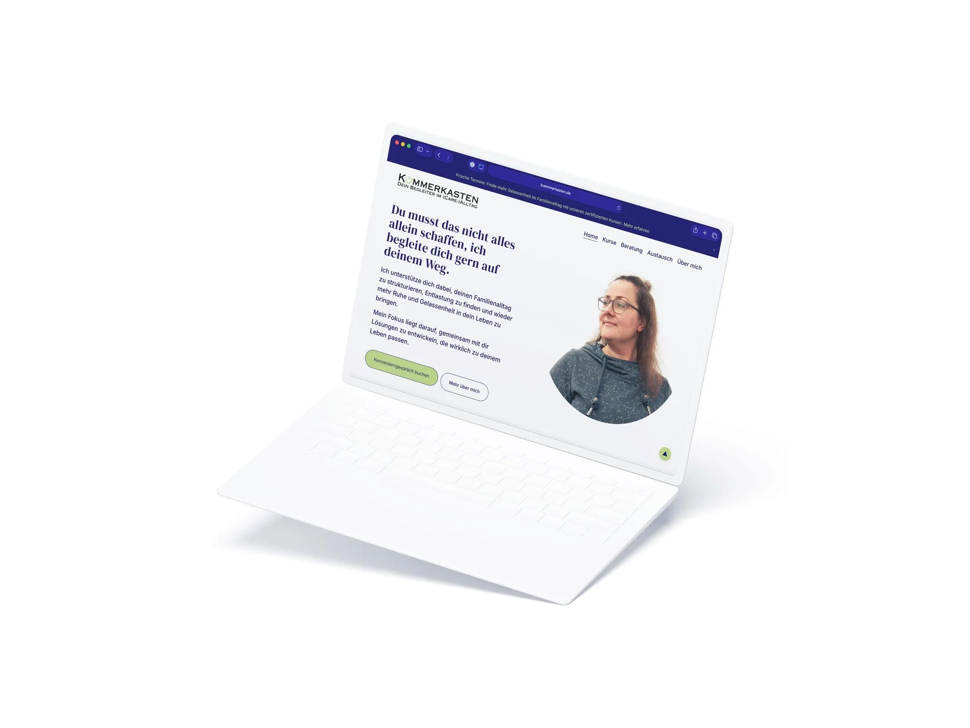 Die Startseite von kuemmerkasten.de auf einem eleganten weißen Laptop. Ein großflächiges Porträt von Cindy Greiner vor hellem Hintergrund harmoniert mit einer klaren, einladenden Headline und einem grünen Button zur Terminbuchung.