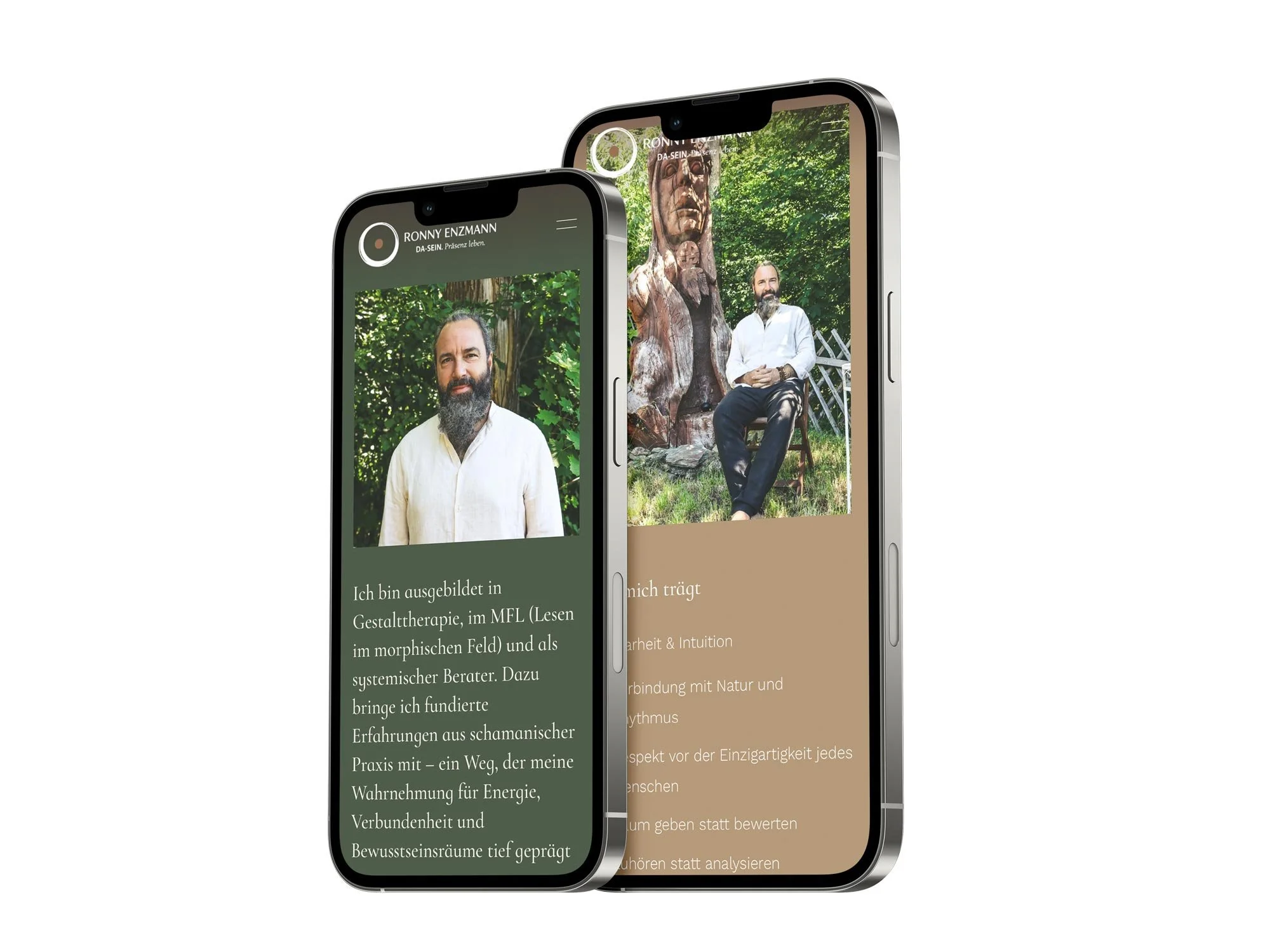 obiles Webdesign für den Wald-Schamanen Ronny Enzmann auf zwei Smartphones. Die mobilen Layouts zeigen ein optimiertes Hochkant-Raster mit klaren Profilbildern im Wald, ausdrucksstarker Typografie und einer geerdeten Farbwelt.