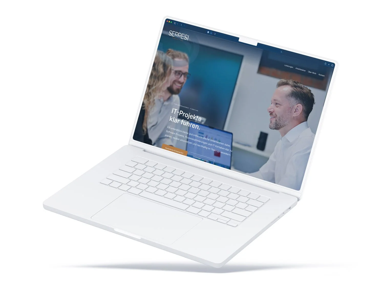 Startseite der Website serresi-consulting.de auf einem weißen Laptop mit dem Slogan „IT-Projekte klar führen.“, Foto eines Beratungsteams und Buttons zur Kontaktaufnahme.