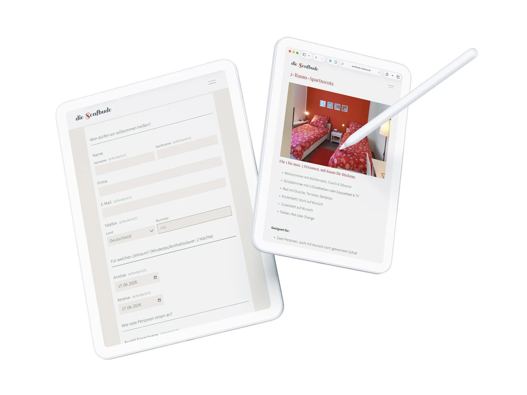 Zwei schräg angeordnete Tablets mit einem weißen Eingabestift präsentieren die Inhaltsstruktur der Senfbude Leipzig. Gezeigt wird die übersichtliche Aufteilung der Angebote in Apartments, Seminare und kreative Workshops im modernen Raster.