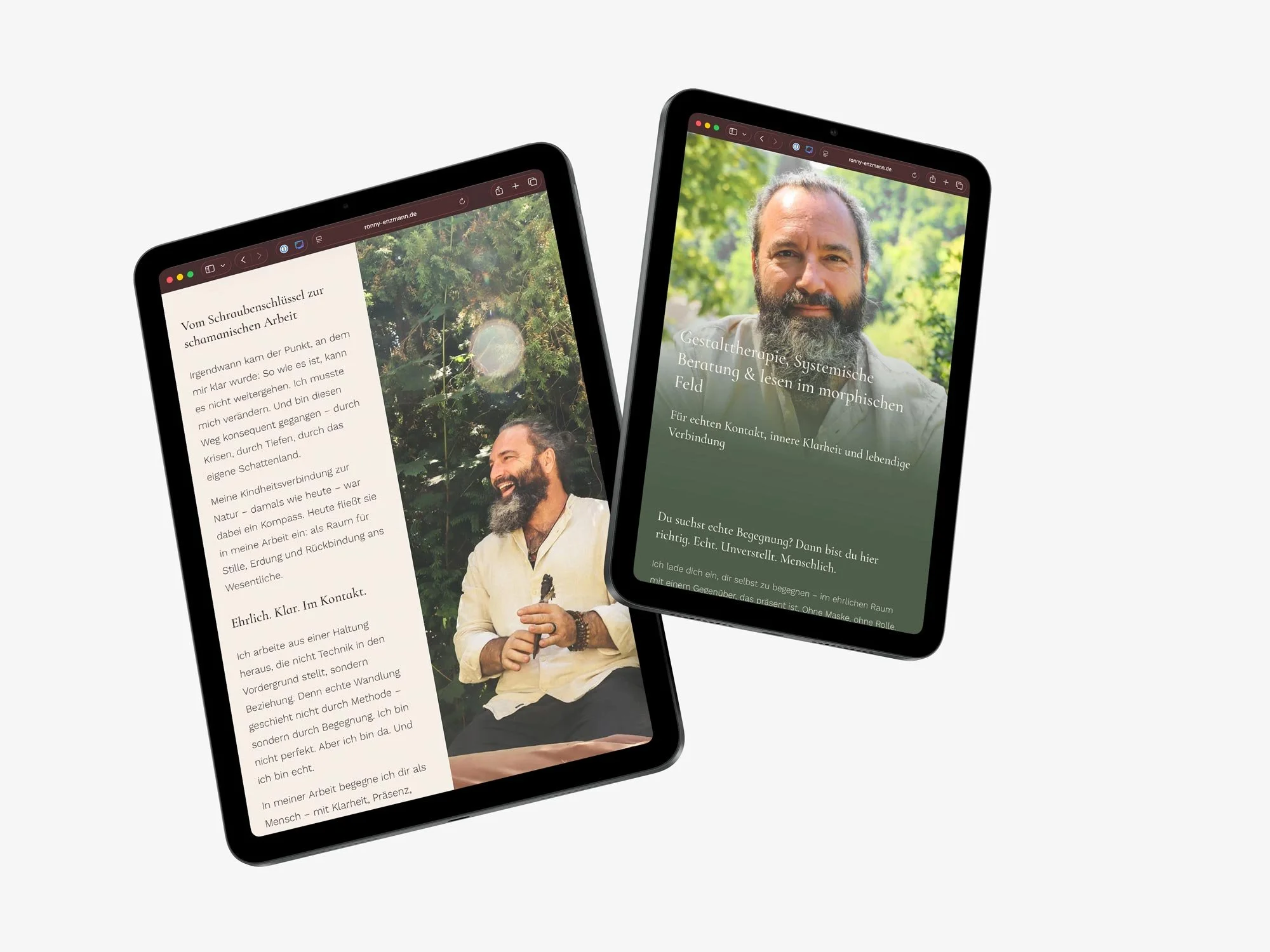 Das responsive Webdesign von ronny-enzmann.de auf zwei Tablets. Links ist die persönliche Story „Vom Schraubenschlüssel zur schamanischen Arbeit“ mit einem authentischen Portrait beim Trommelbau zu sehen, rechts die fokussierte, moosgrüne Hero-Sektio