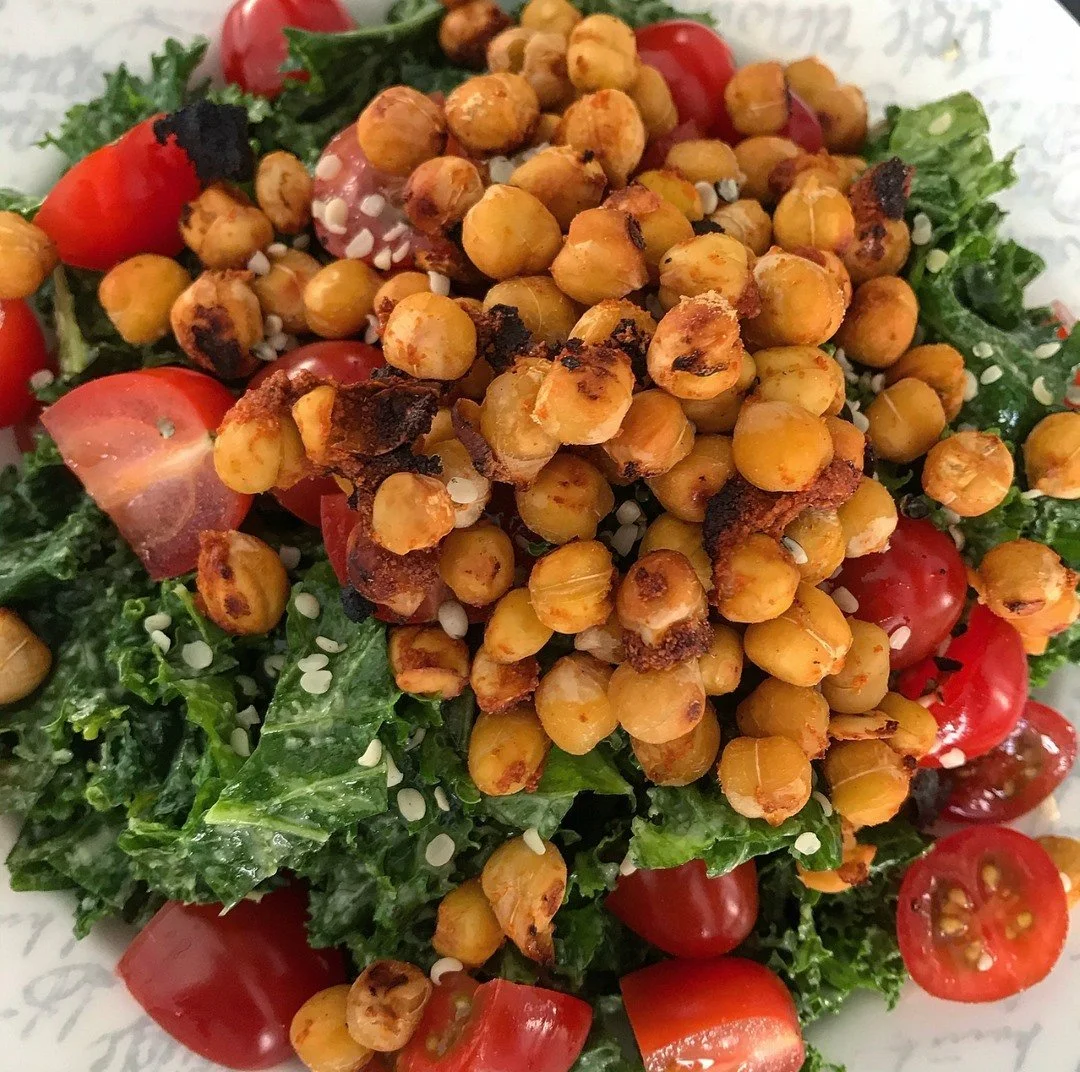 Chickpeas are rich in protein and fiber which makes them one of my favorite power foods 💪🏽 ⠀⠀⠀⠀⠀⠀⠀⠀⠀
You can eat them in so many different ways. For example roasted as a topping for salads or soups, also delicious as a snack. Other recipes for chic