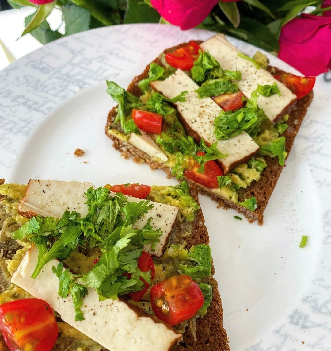 LUNCH INSPIRATION: Avocado Toast with cherrie tomatoes and smoked tofu 🥑⠀⠀⠀⠀⠀⠀⠀⠀⠀
⠀⠀⠀⠀⠀⠀⠀⠀⠀
This is ready in 5 minutes!! Don't forget to season it as desired 👌🏽⠀⠀⠀⠀⠀⠀⠀⠀⠀
⠀⠀⠀⠀⠀⠀⠀⠀⠀
---------------------------- ⠀⠀⠀⠀⠀⠀⠀⠀⠀
#weightlosstips #weightloss 