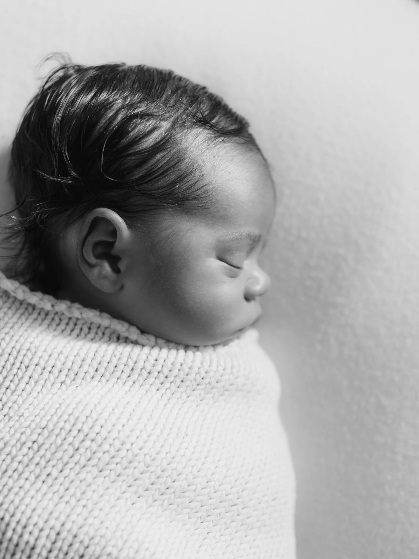Three weeks new and already stealing hearts ✨ 
Ezra, with the most beautiful head of hair, was an absolute dream at his in-home baby shoot.
A gentle mix of digital and medium format, capturing these fleeting early days. #kentnewbornphotographer #inho